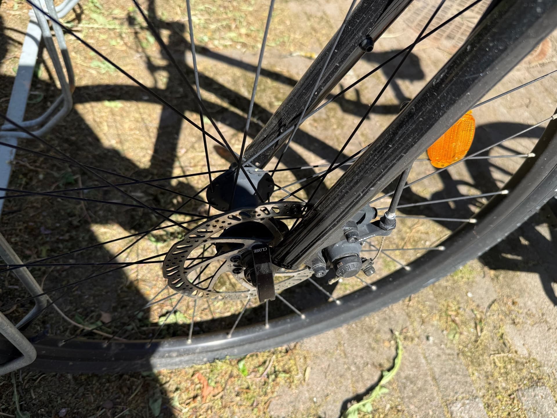 White cykel med 8 växlar och skivbromsar
