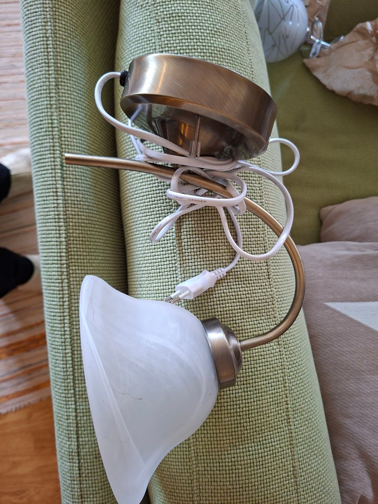 Vägglampa i mässing med vit glaskupa
