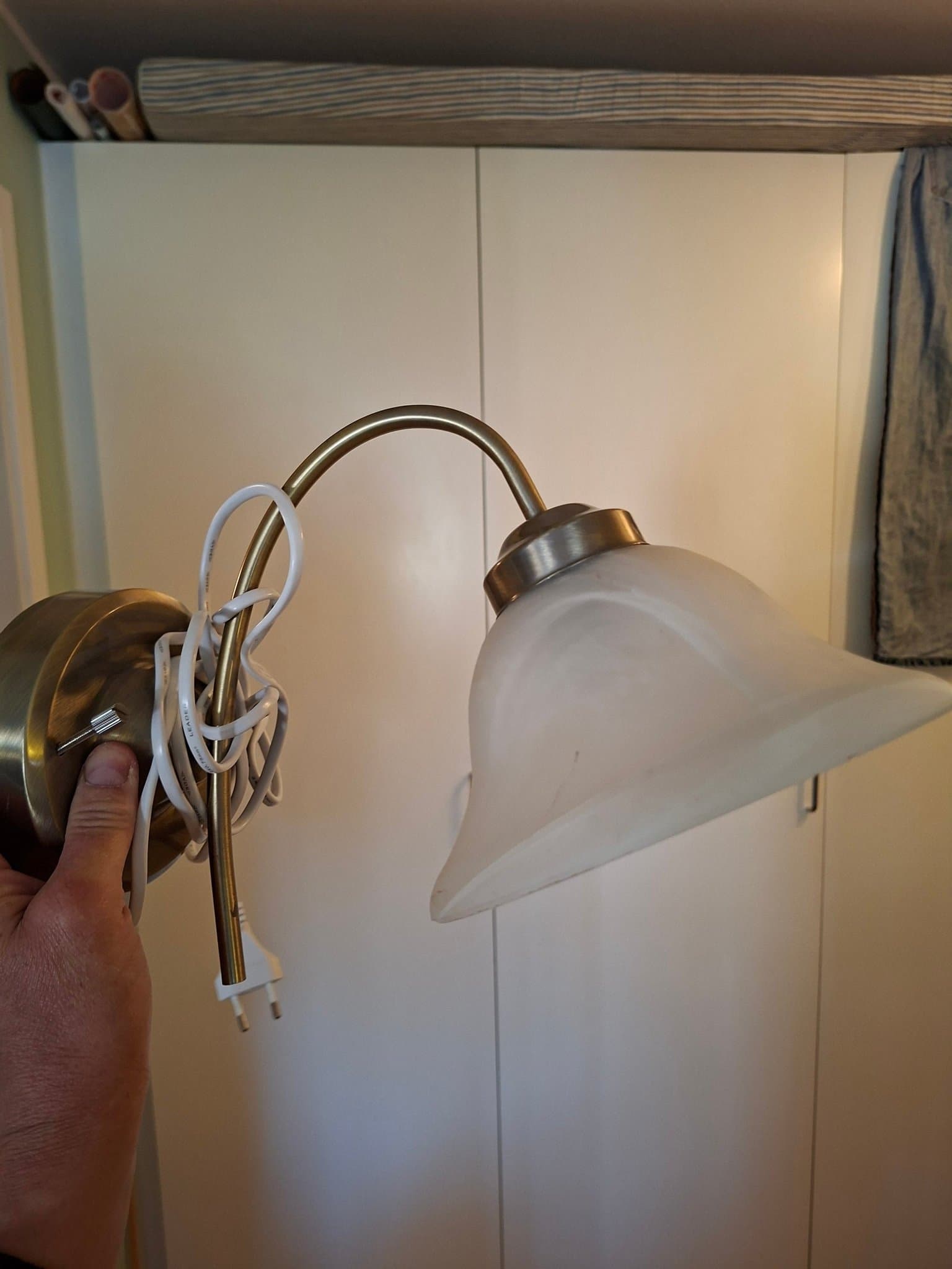 Vägglampa i mässing med vit glaskupa