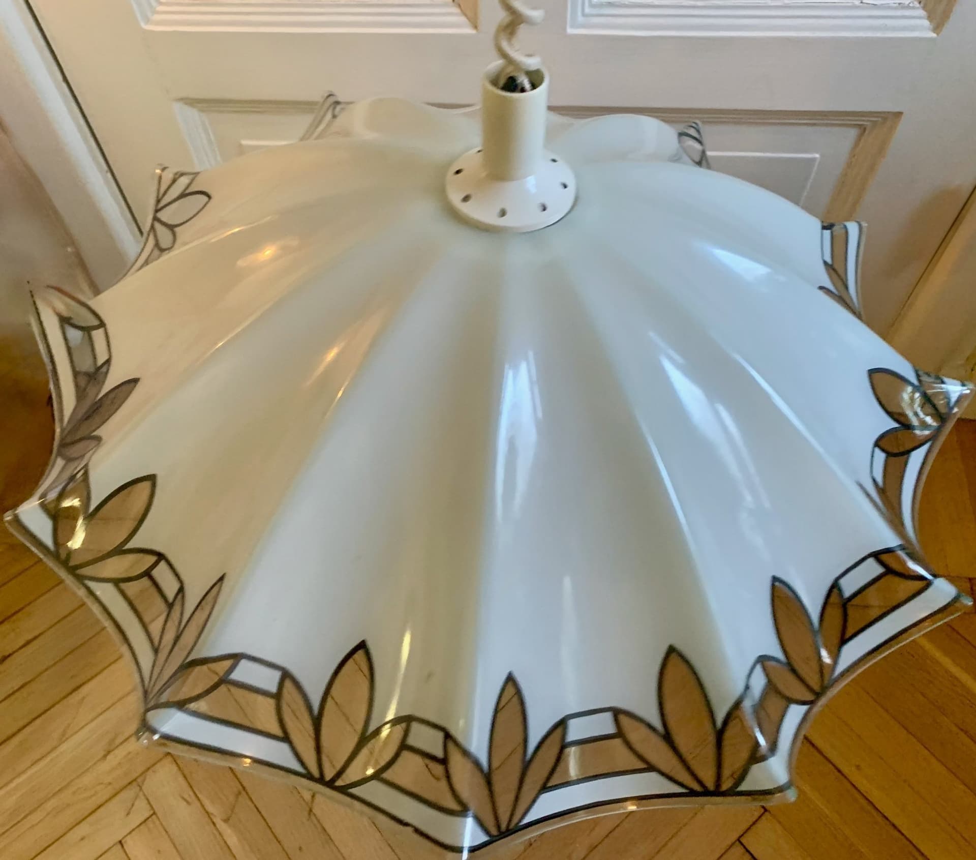 Taklampa i glas med ett mönster i art déco-stil