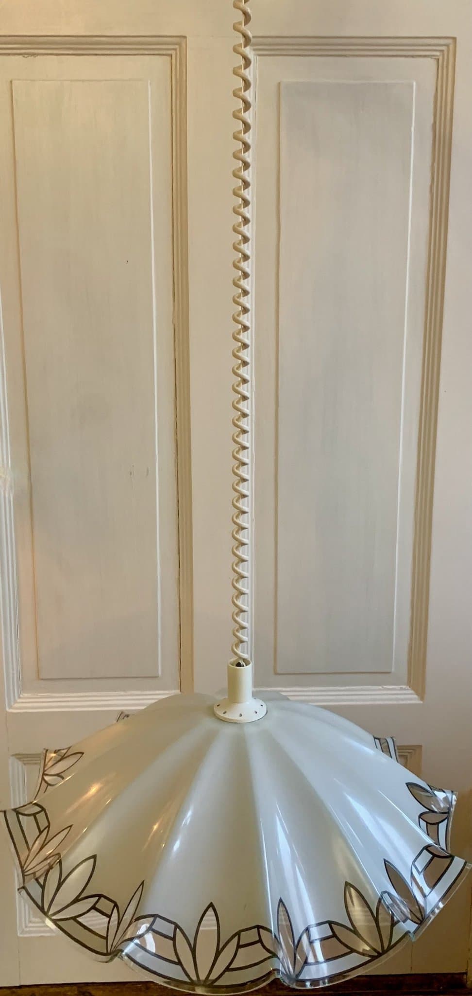 Taklampa i glas med ett mönster i art déco-stil