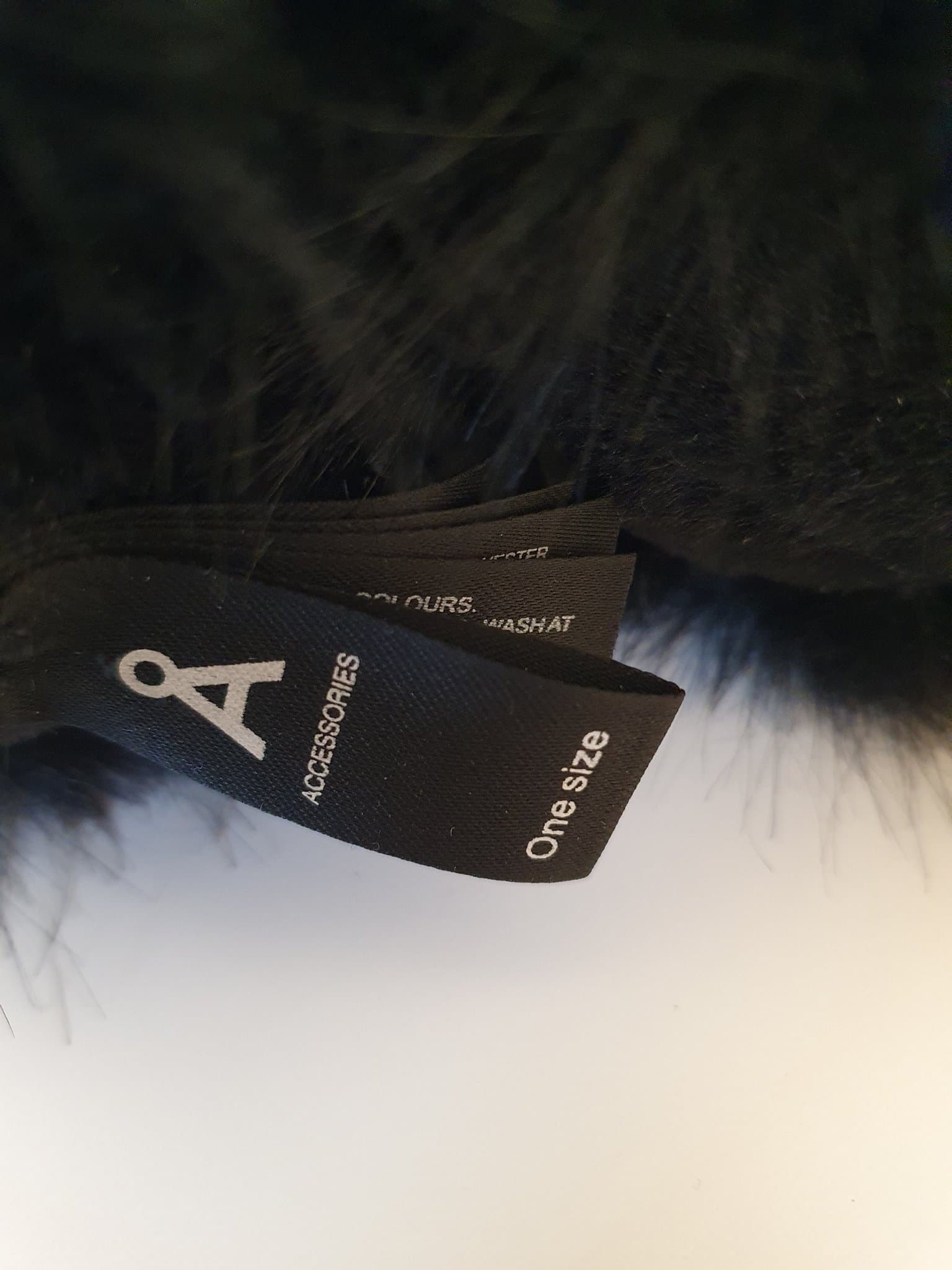 Svarta fluffiga inställbara öronmuffar med fusk/veganpäls från Åhléns - One size