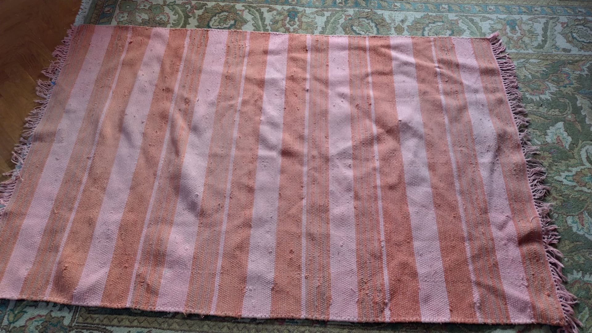 Större rejäl äldre trasmatta 193x130 cm i rosa och orange