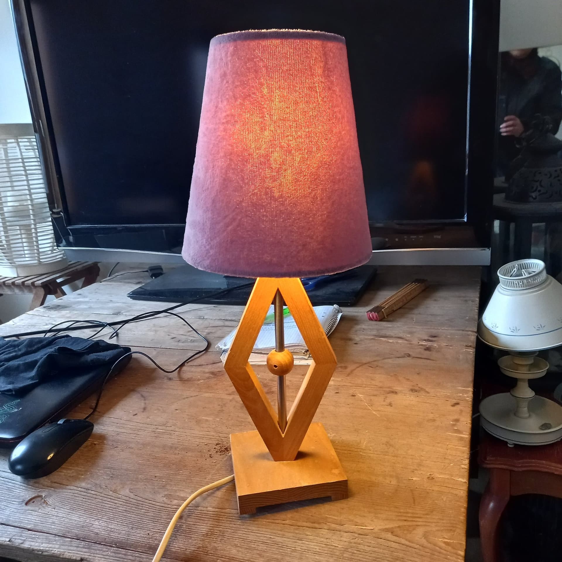 Bordslampa i trädesign med lila sammetsliknande lampskärm - Cottex Sweden