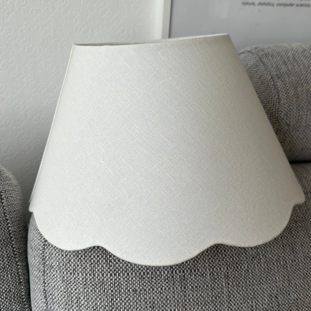 Nyskick! Lampskärm med vågig kant i linne