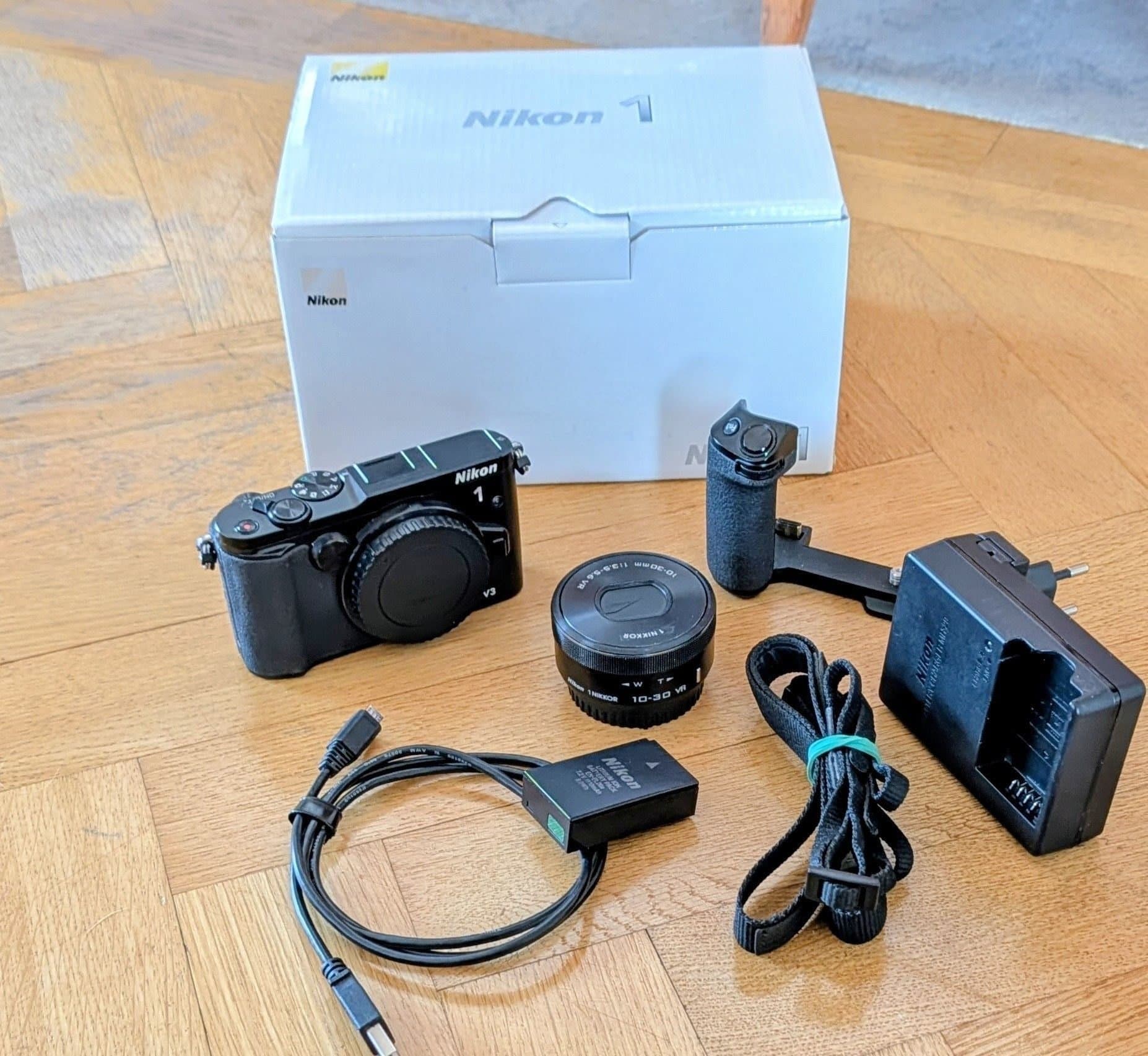 Nikon 1 V3 systemkamera med NIKKOR 10-30 VR-objektiv