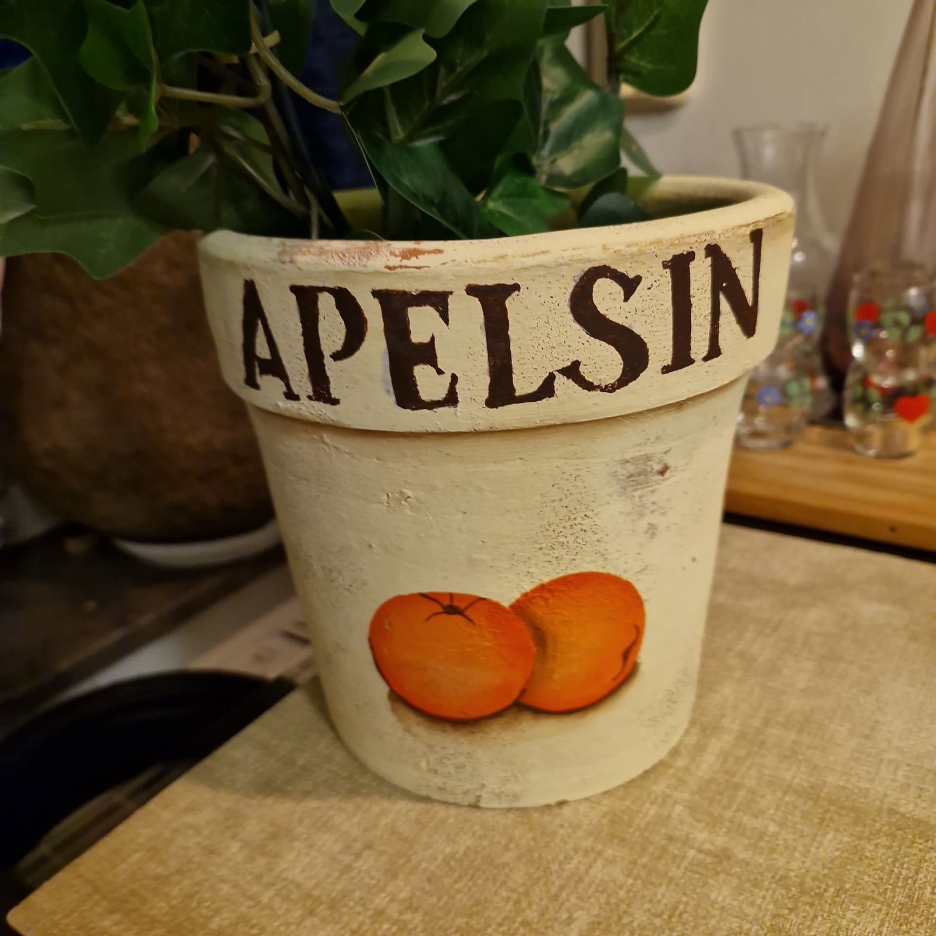 Rustik handmålad kruka APELSIN vintage stil terrakotta 18 cm