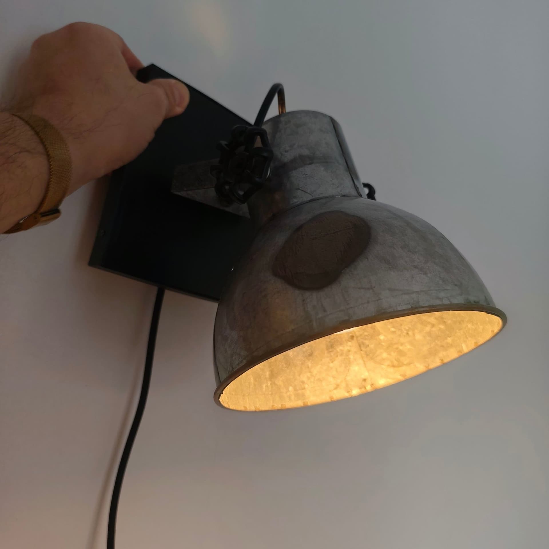 Vägglampa industrill EGLO modern i metall