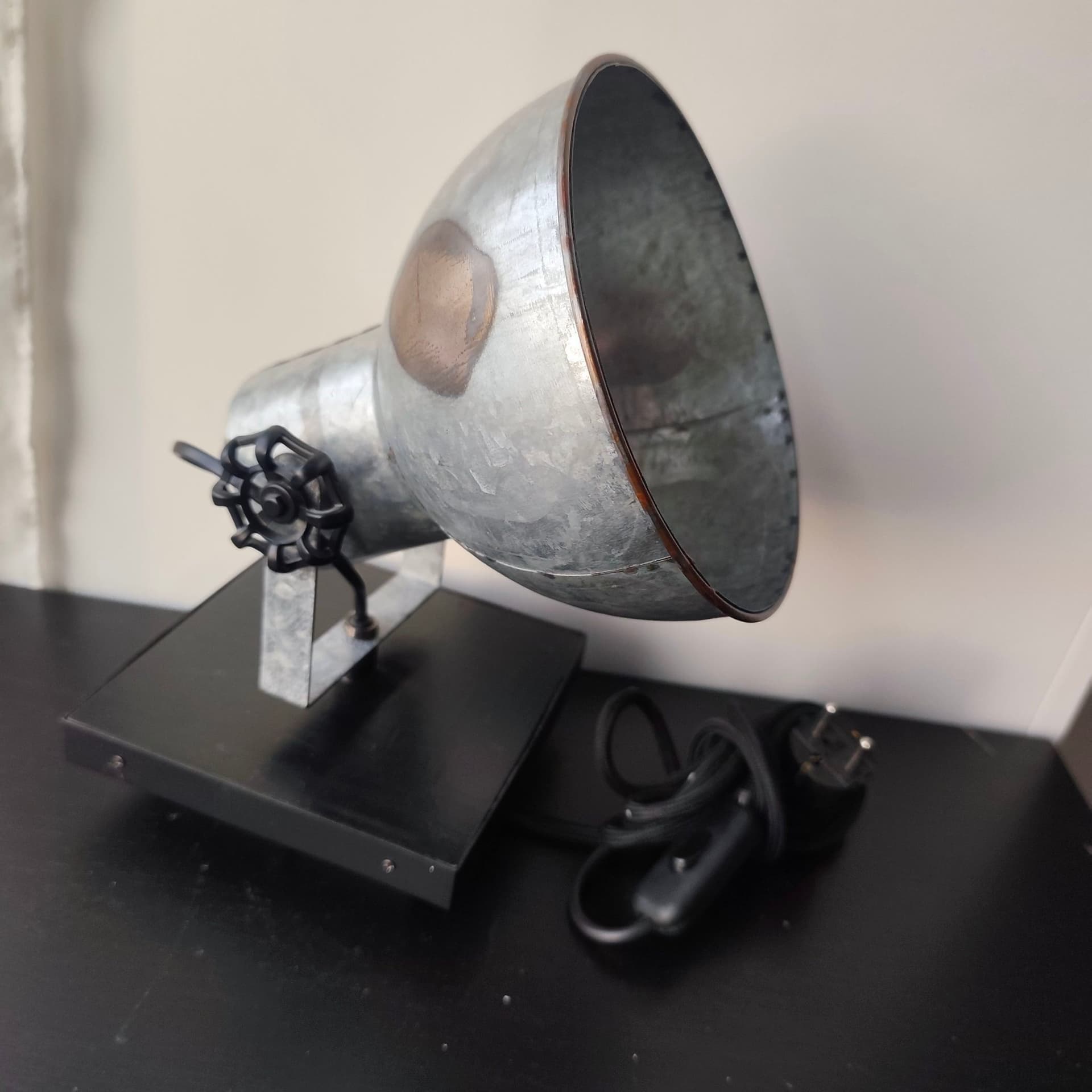 Vägglampa industrill EGLO modern i metall
