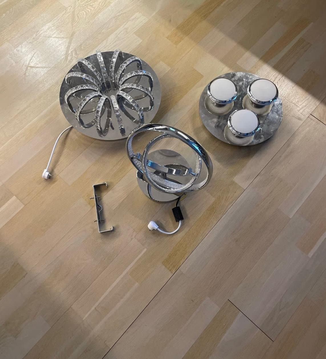 Taklampor och vägglampa i metall