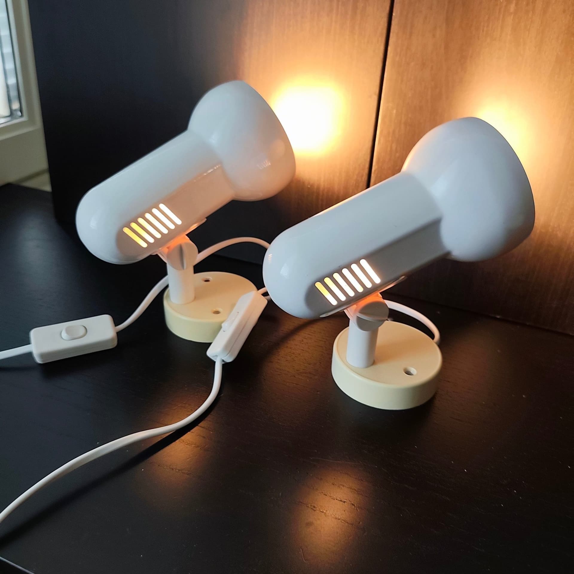 Vägglampor Sänglampor ett par SanelMG design justerbar i metall&plast.