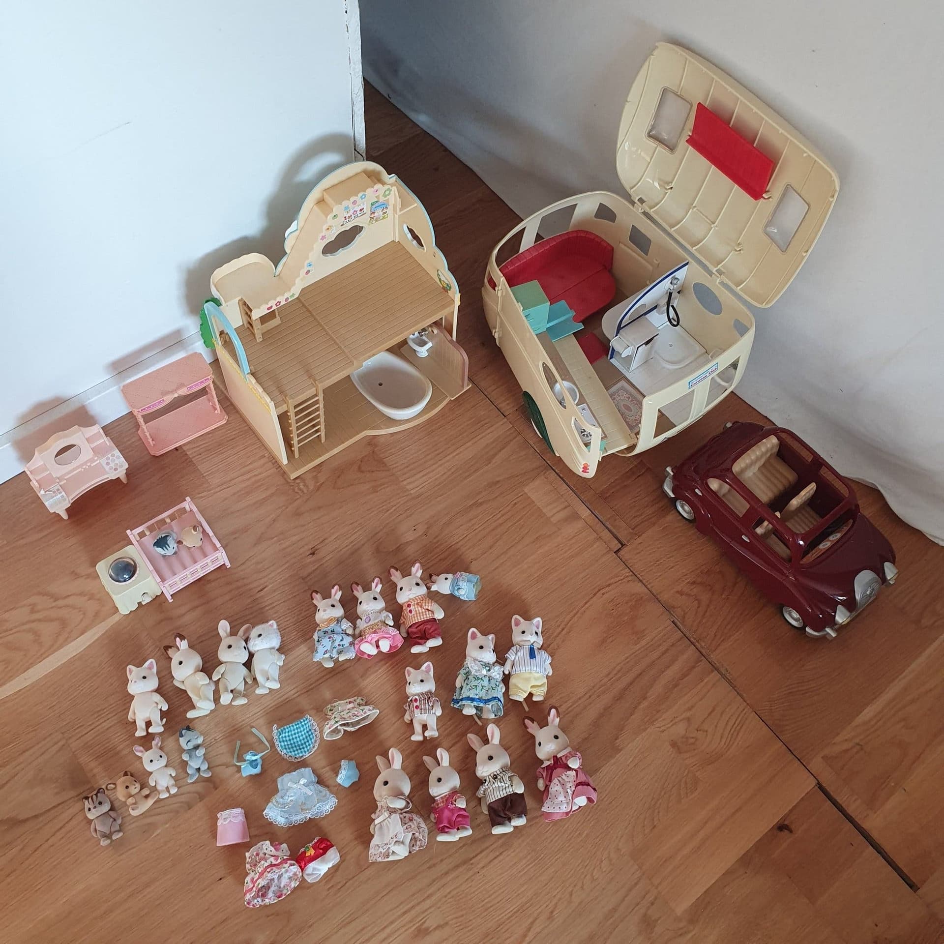 Sylvanian Families hus, bil, husvagn och figurer