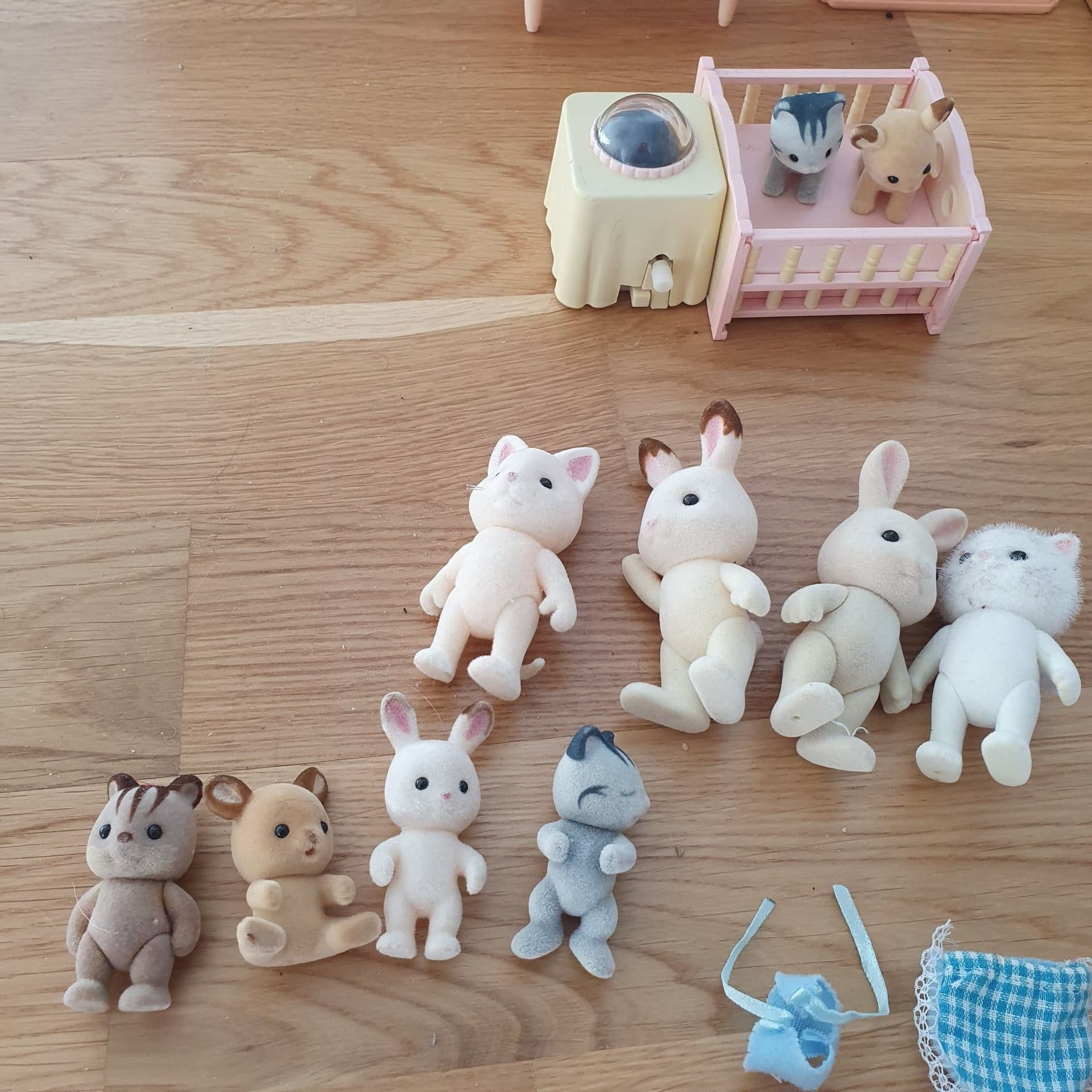 Sylvanian Families hus, bil, husvagn och figurer