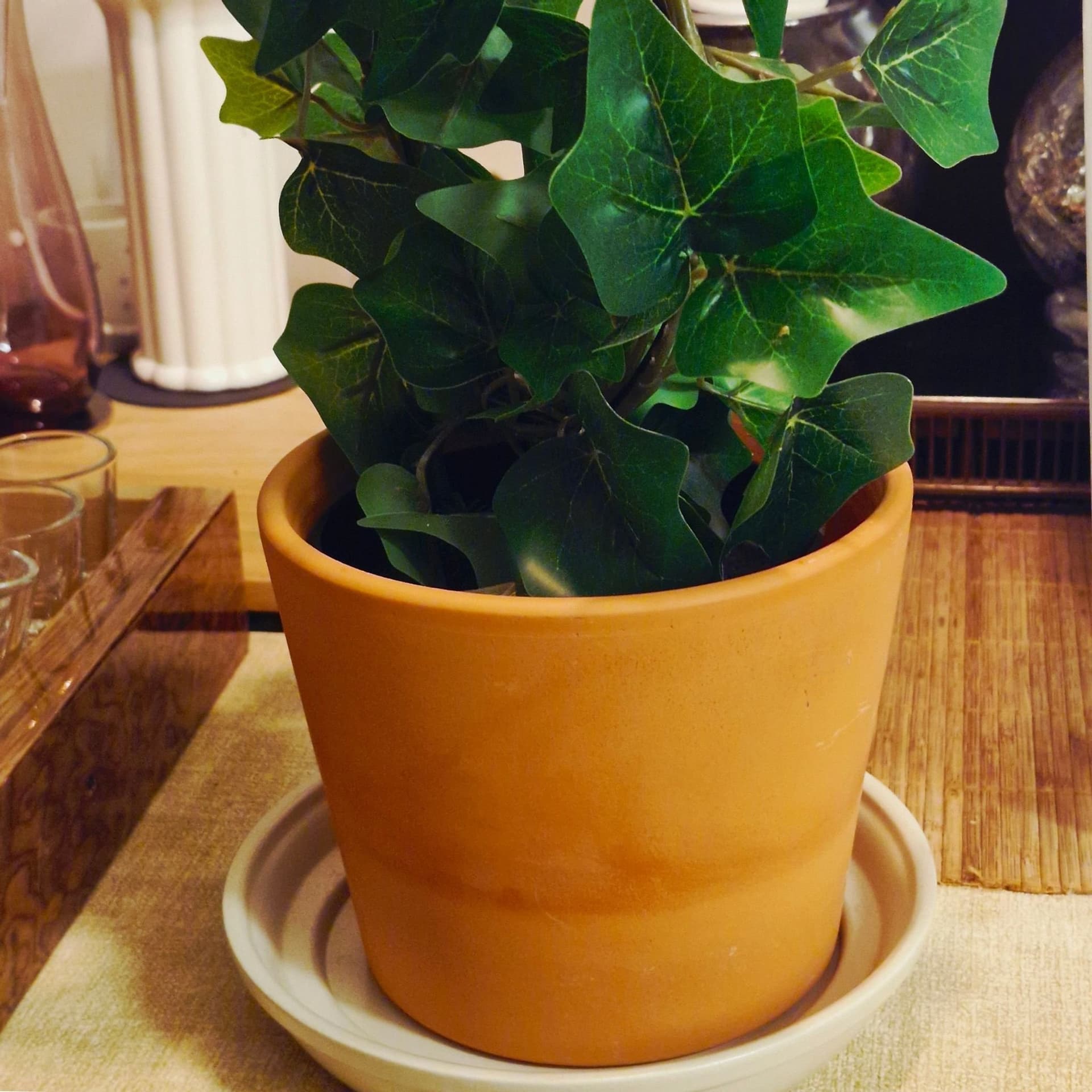 Stor rustik terrakottakruka med fat Ø 15 cm klassisk blomkruka