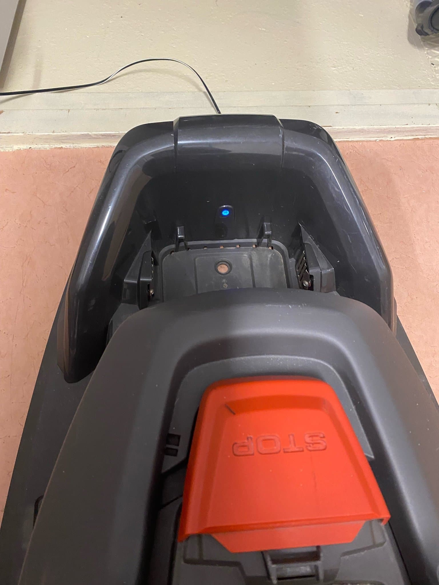 Husqvarna Automower 105 Robotgräsklippare med robothus Installationstillbehör