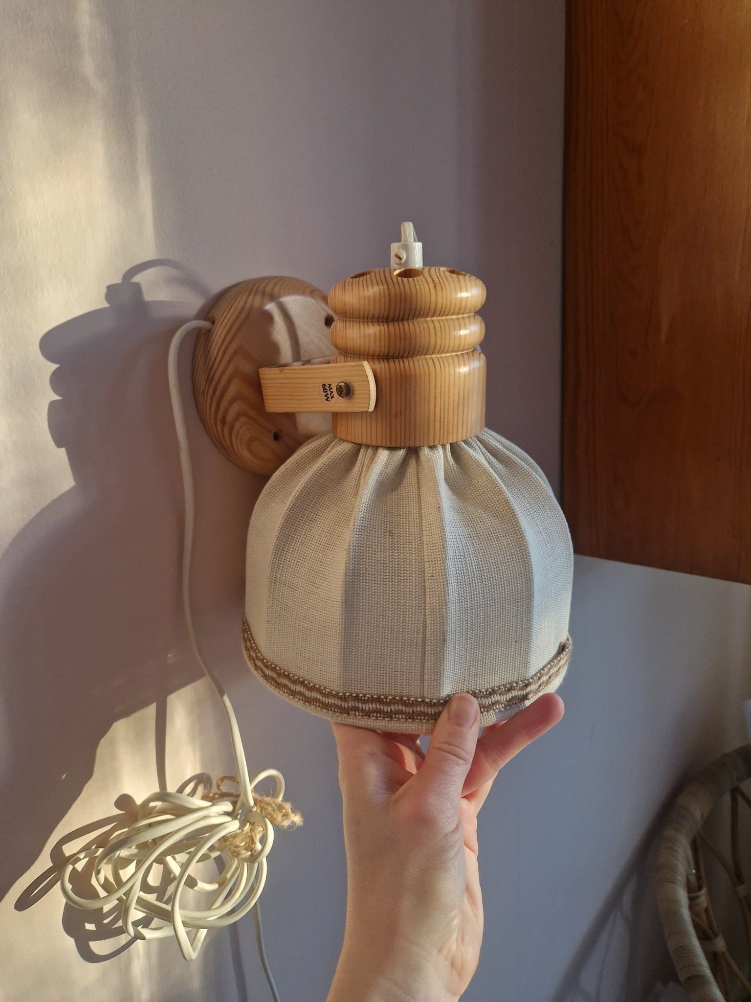 Vägglampa i trä och tyg