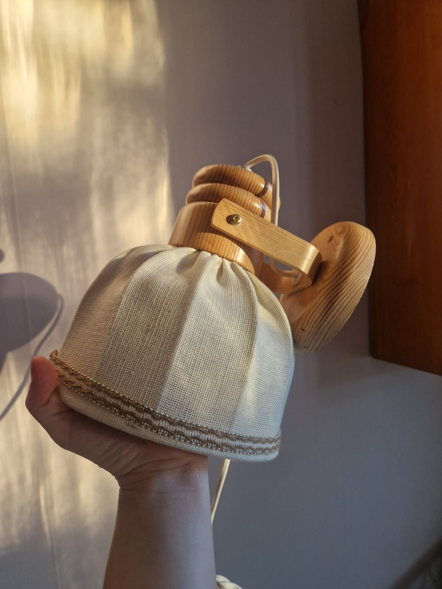 Vägglampa i trä och tyg