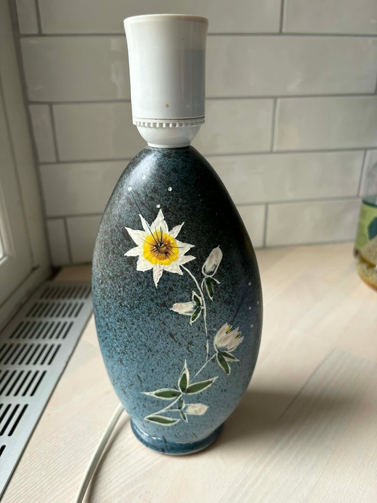 Bordslampa från Tilgmans keramik med blommotiv