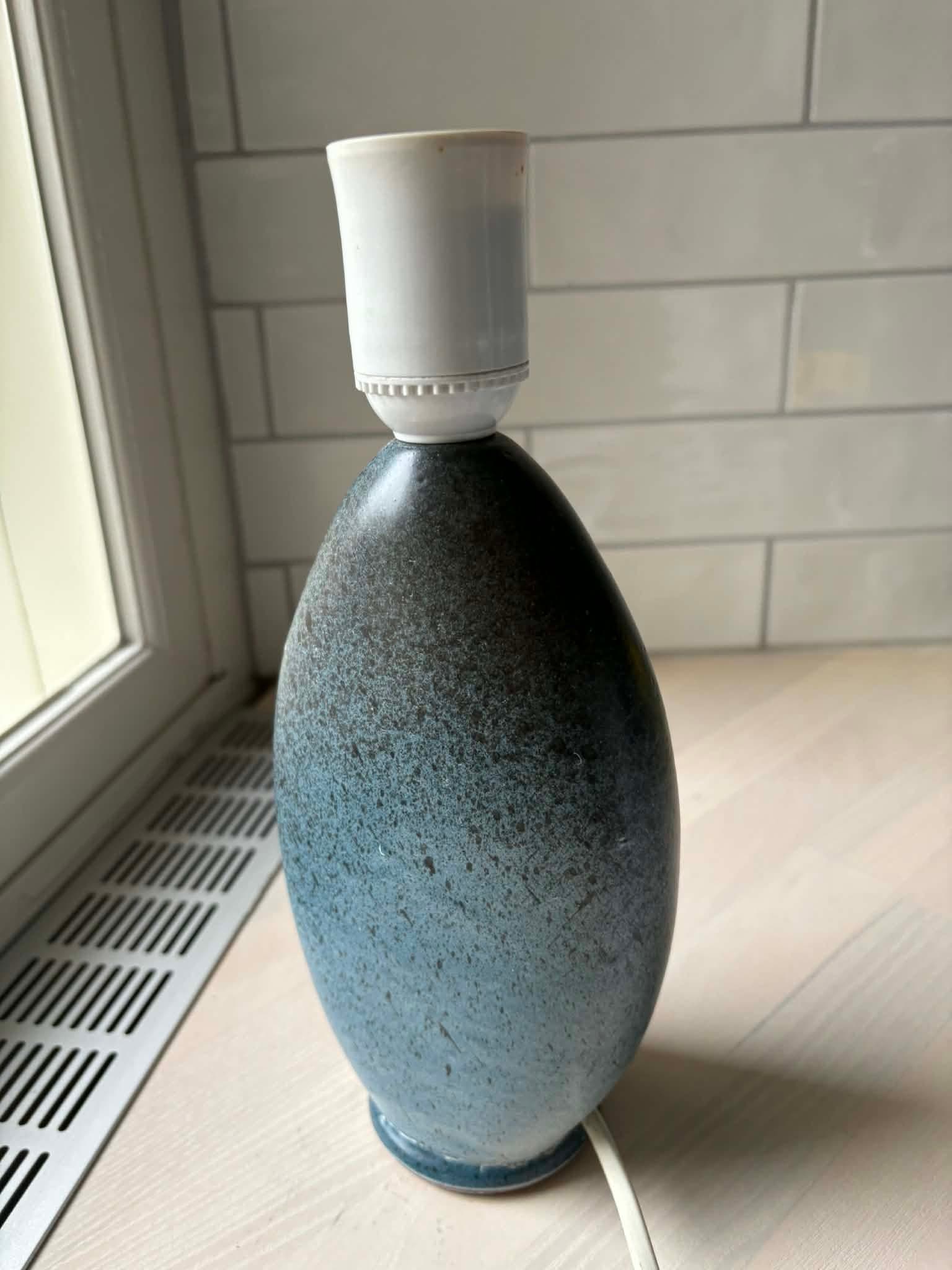 Bordslampa från Tilgmans keramik med blommotiv