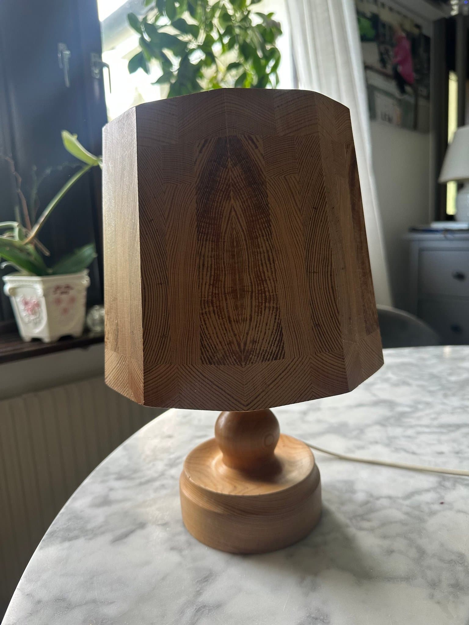Bordslampa i furu retro