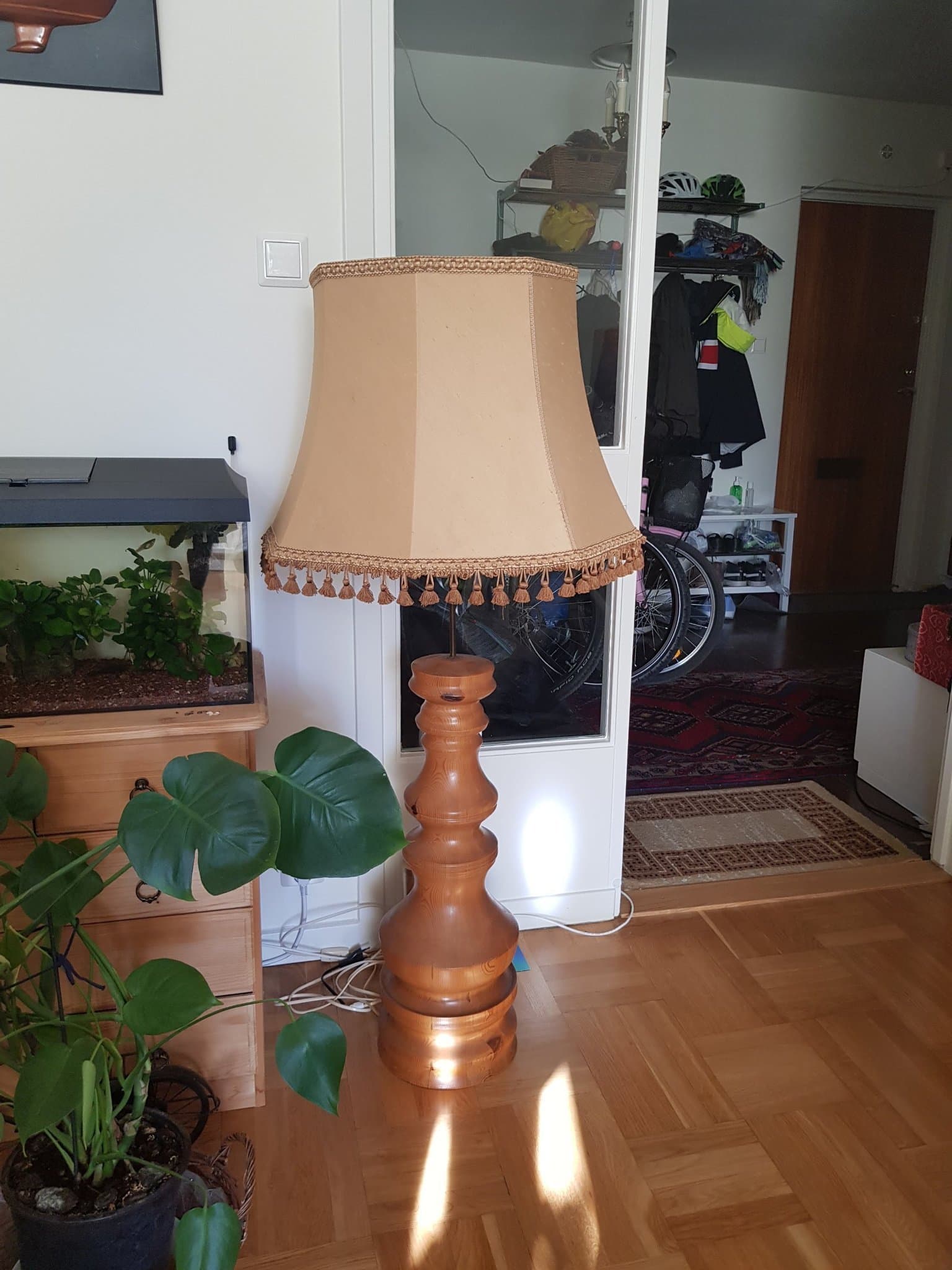 Stor Golvlampa i trä med lampskärm