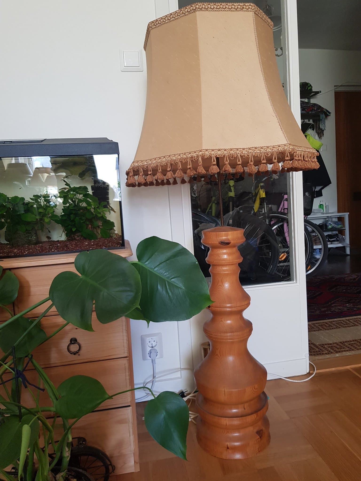 Stor Golvlampa i trä med lampskärm