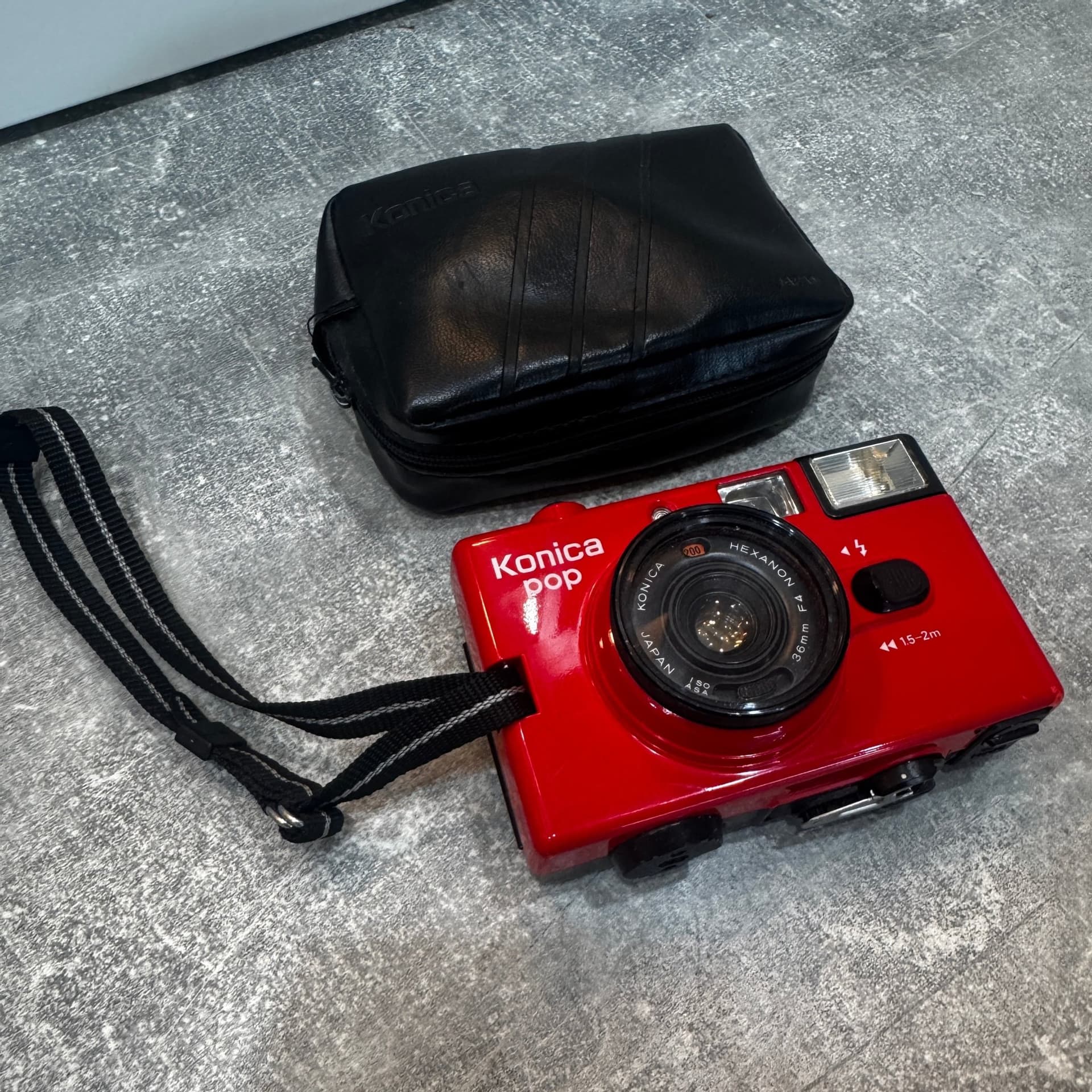 Konica Pop Röd 35mm Analog Kamera Hexanon 36mm f/4 + Originalväska Japan