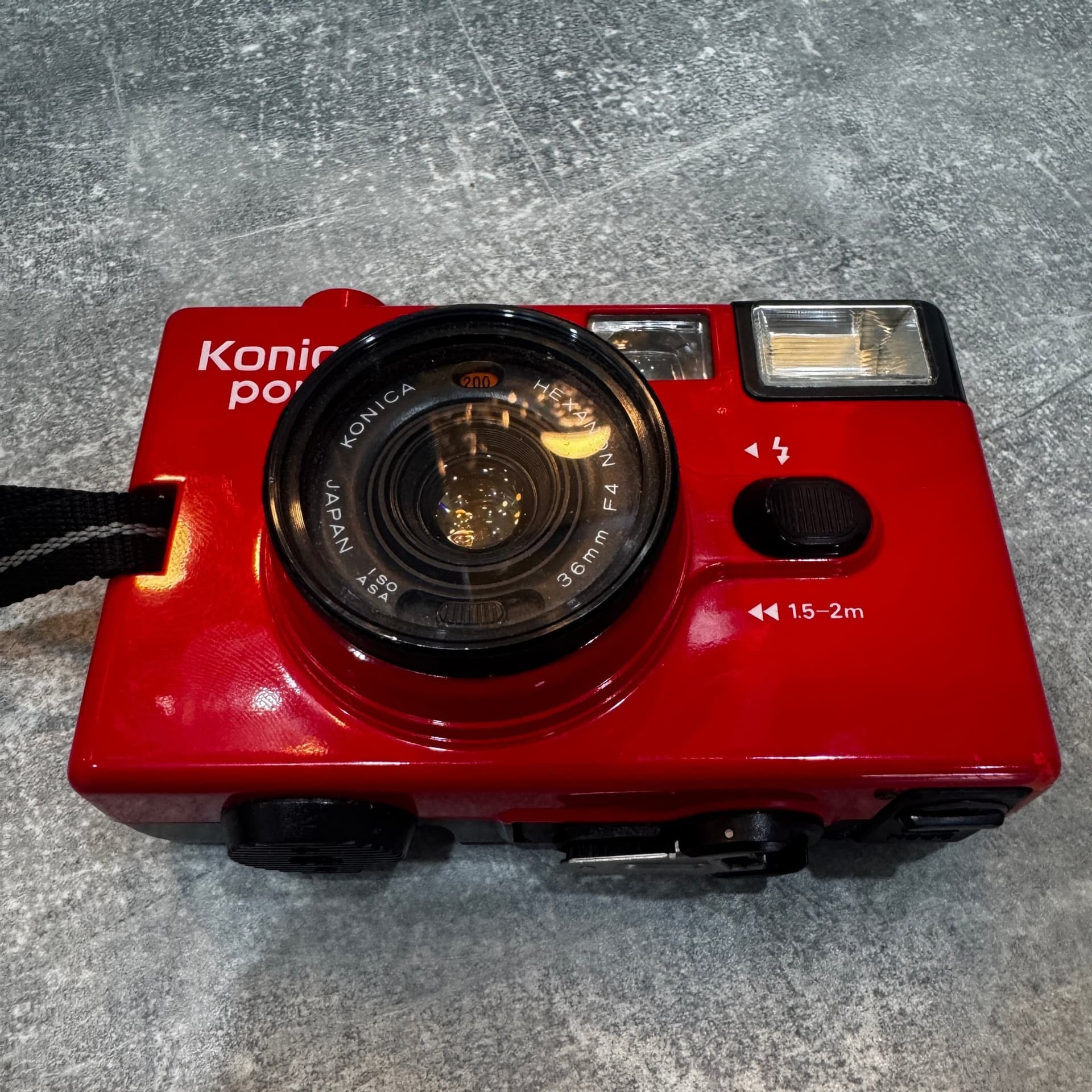 Konica Pop Röd 35mm Analog Kamera Hexanon 36mm f/4 + Originalväska Japan