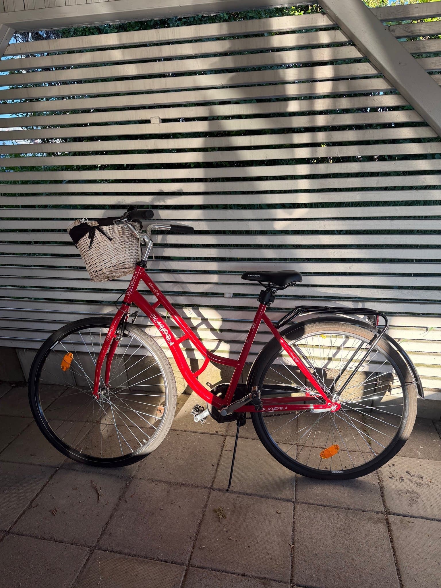 Röd Kayoba cykel med korg och pakethållare