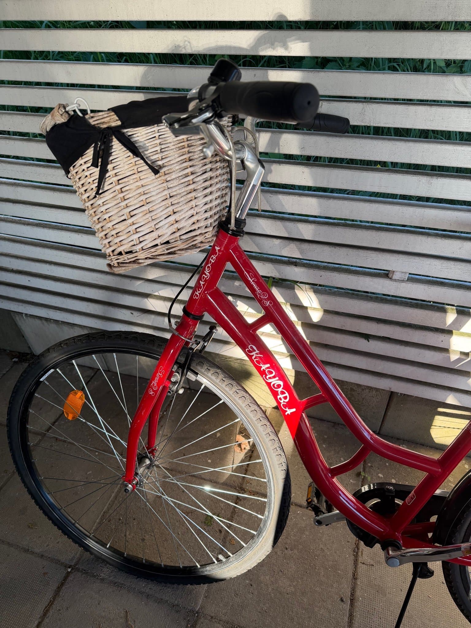 Röd Kayoba cykel med korg och pakethållare
