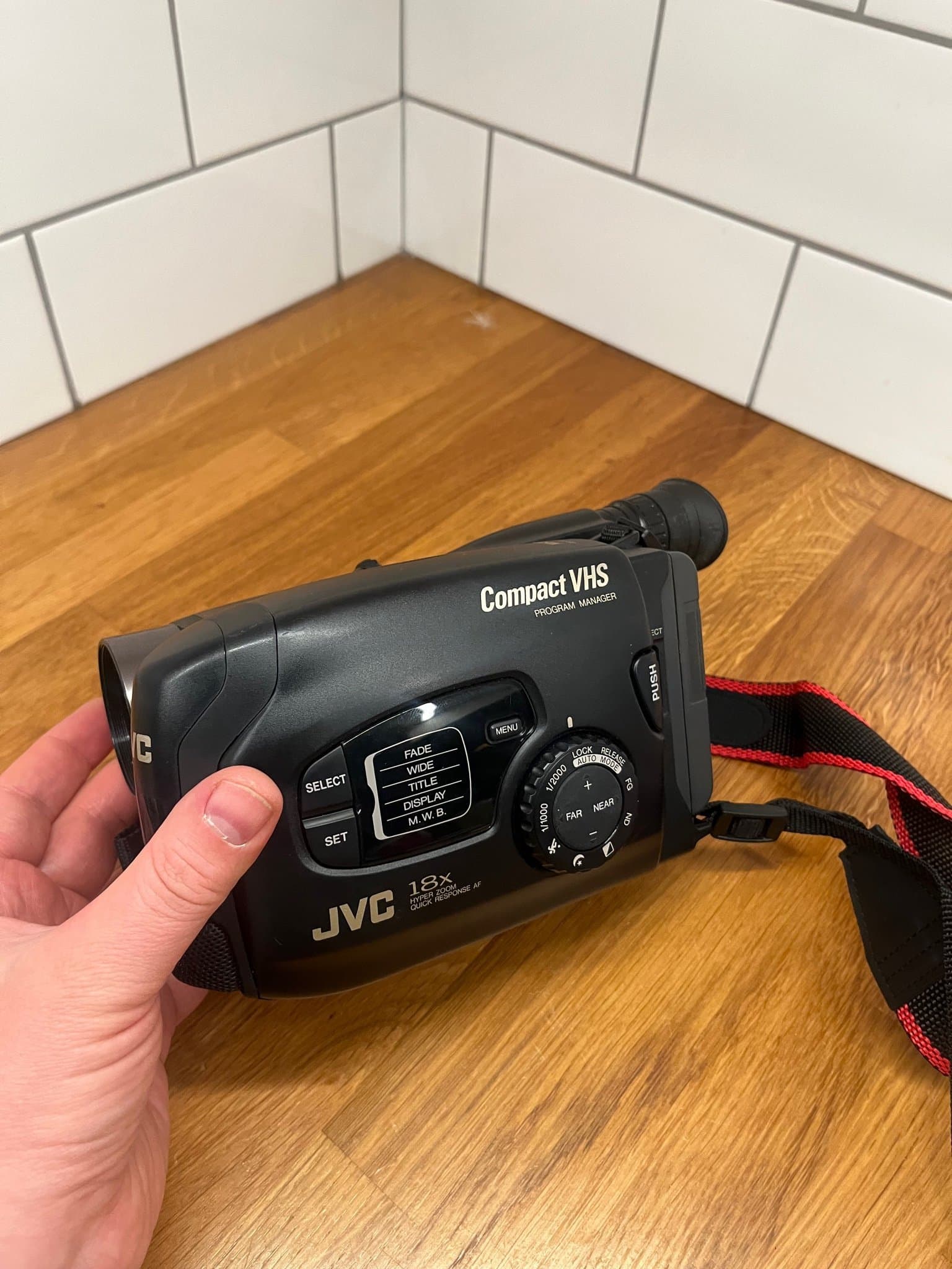 JVC Compact VHS Videokamera GR-AX270
