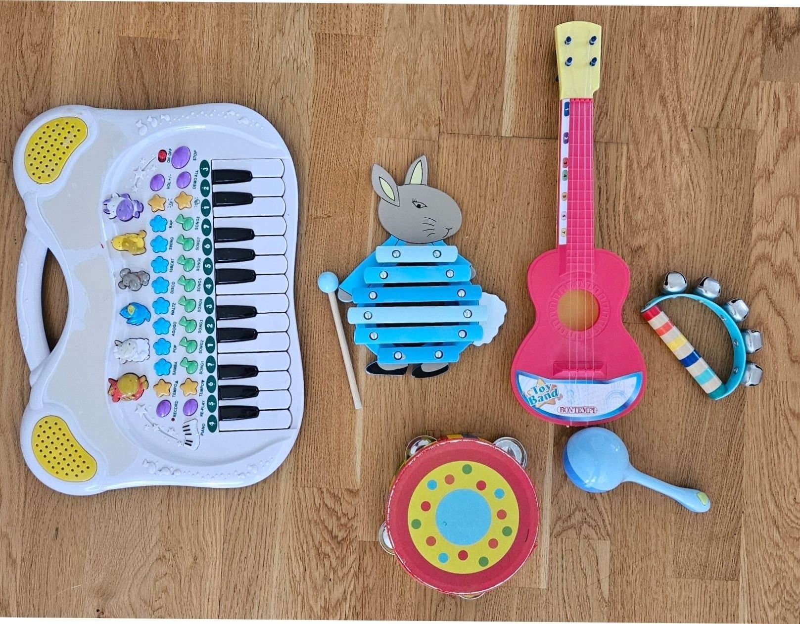Musikleksaker för barn - keyboard, gitarr, tamburin, maracas, xylofon