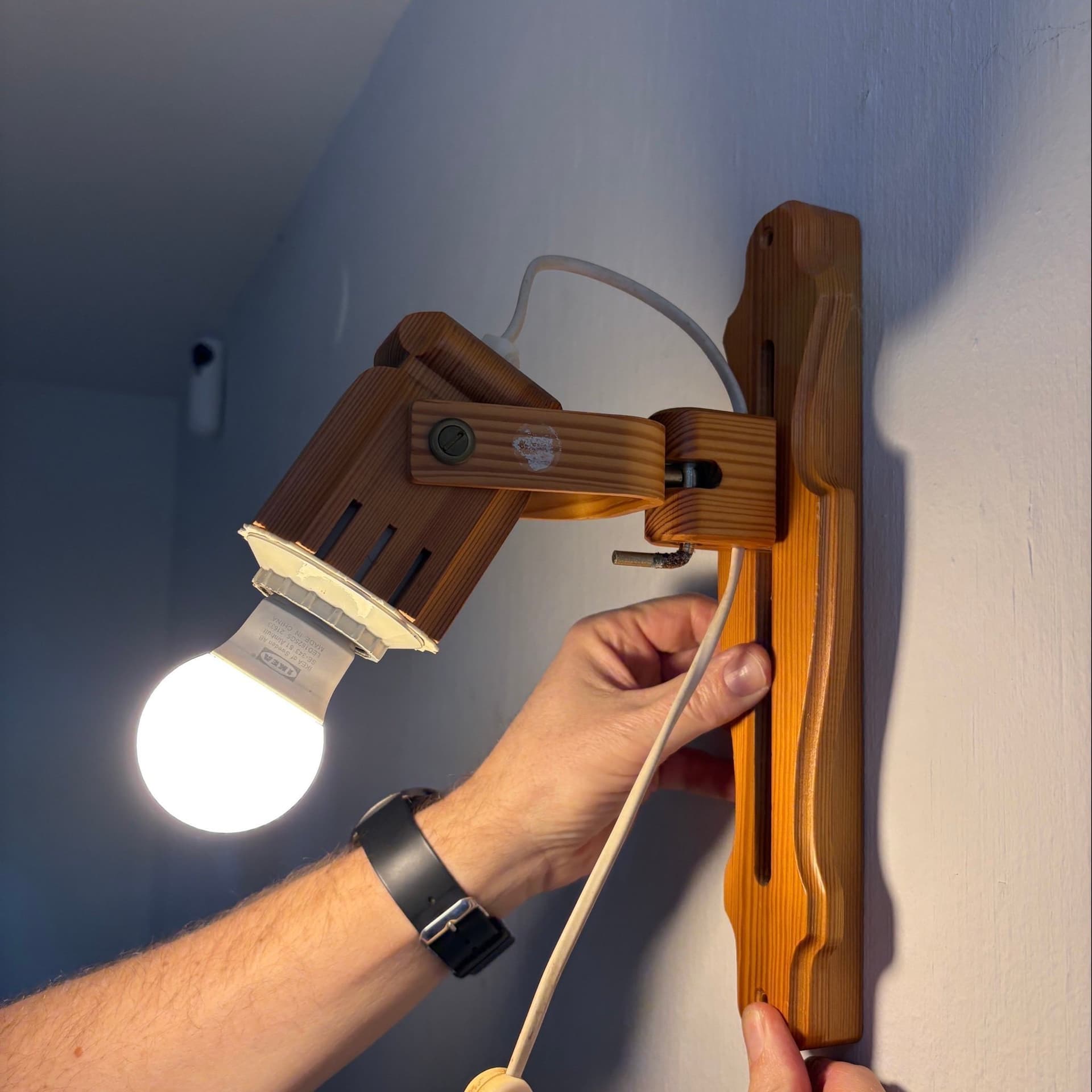 Vägglampa/spotlight i fura