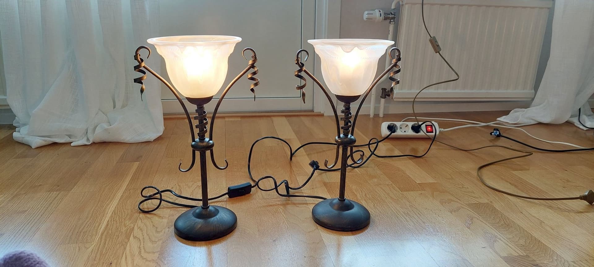Bordslampor med frostat glas och metallstomme