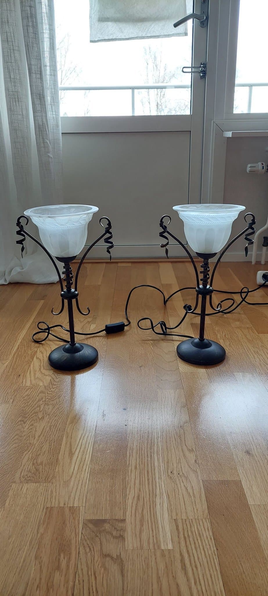 Bordslampor med frostat glas och metallstomme