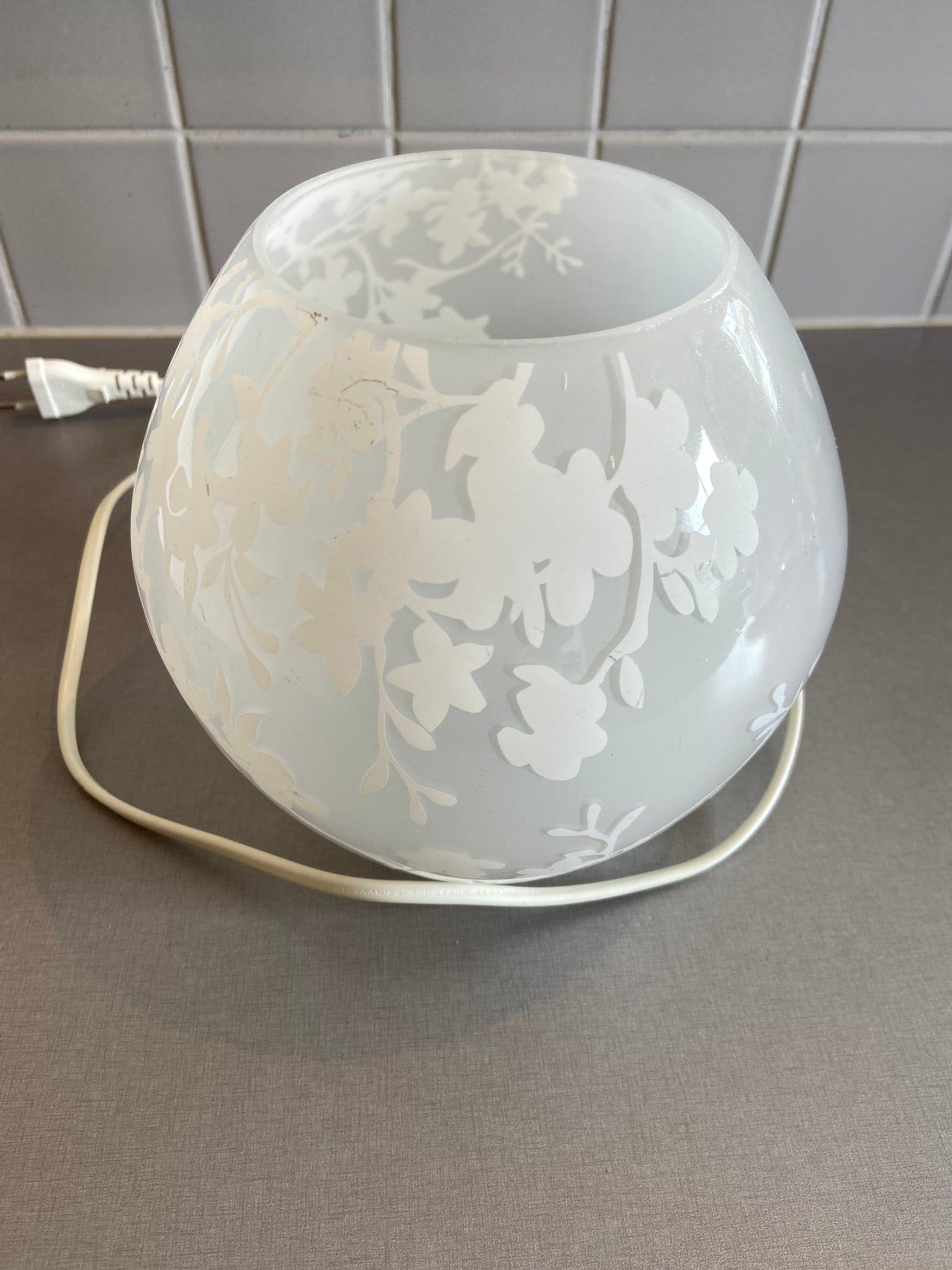 IKEA KNUBBIG bordslampa med körsbärsblommönster på frostat vitt glas