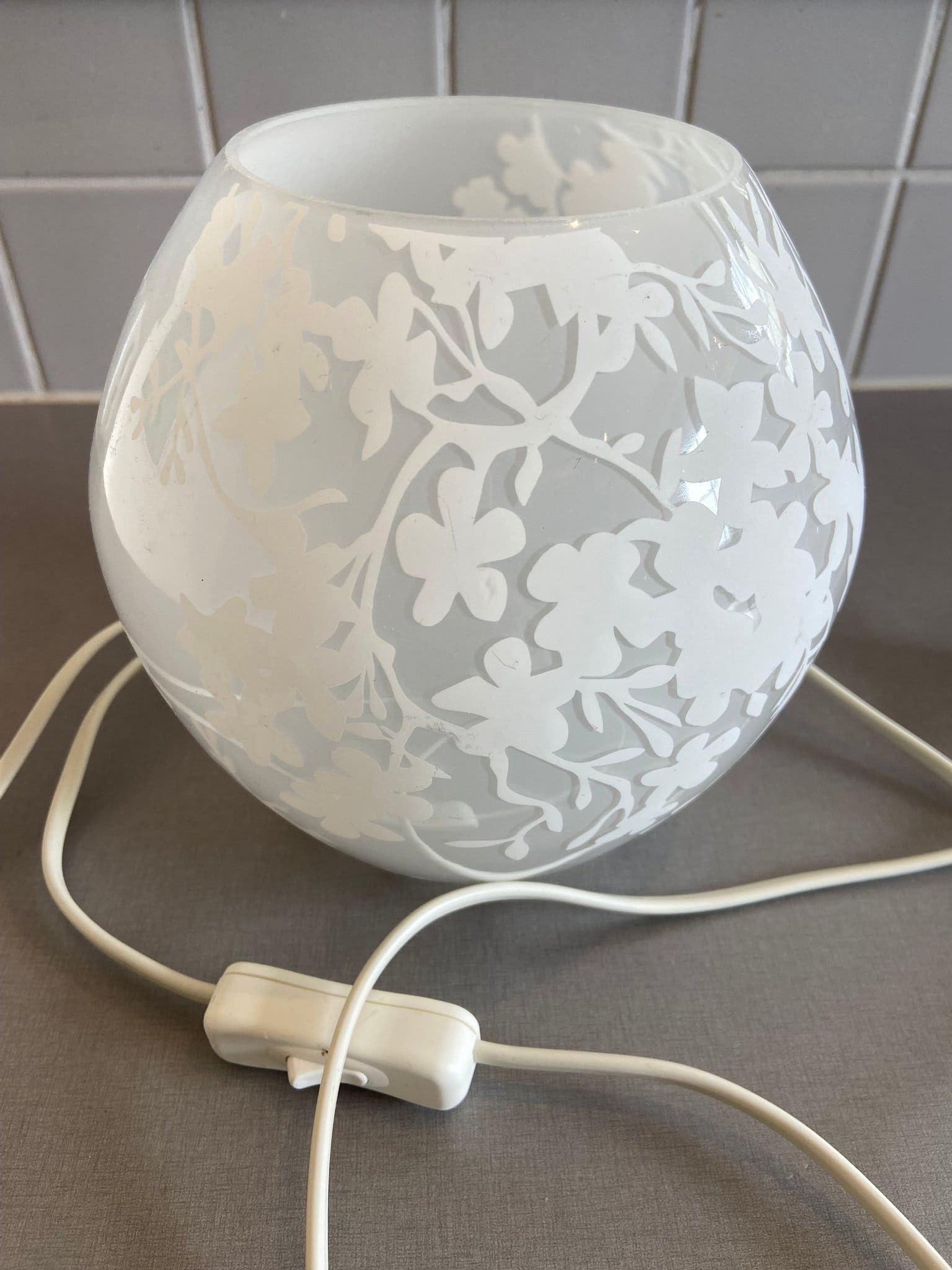 IKEA KNUBBIG bordslampa med körsbärsblommönster på frostat vitt glas