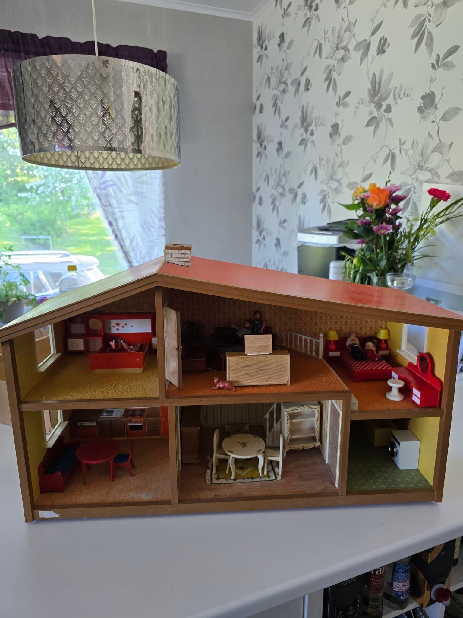 Gammalt Retro LUNDBY SMÅLAND Dockskåp – Helt Möblerat m. Originalmöbler