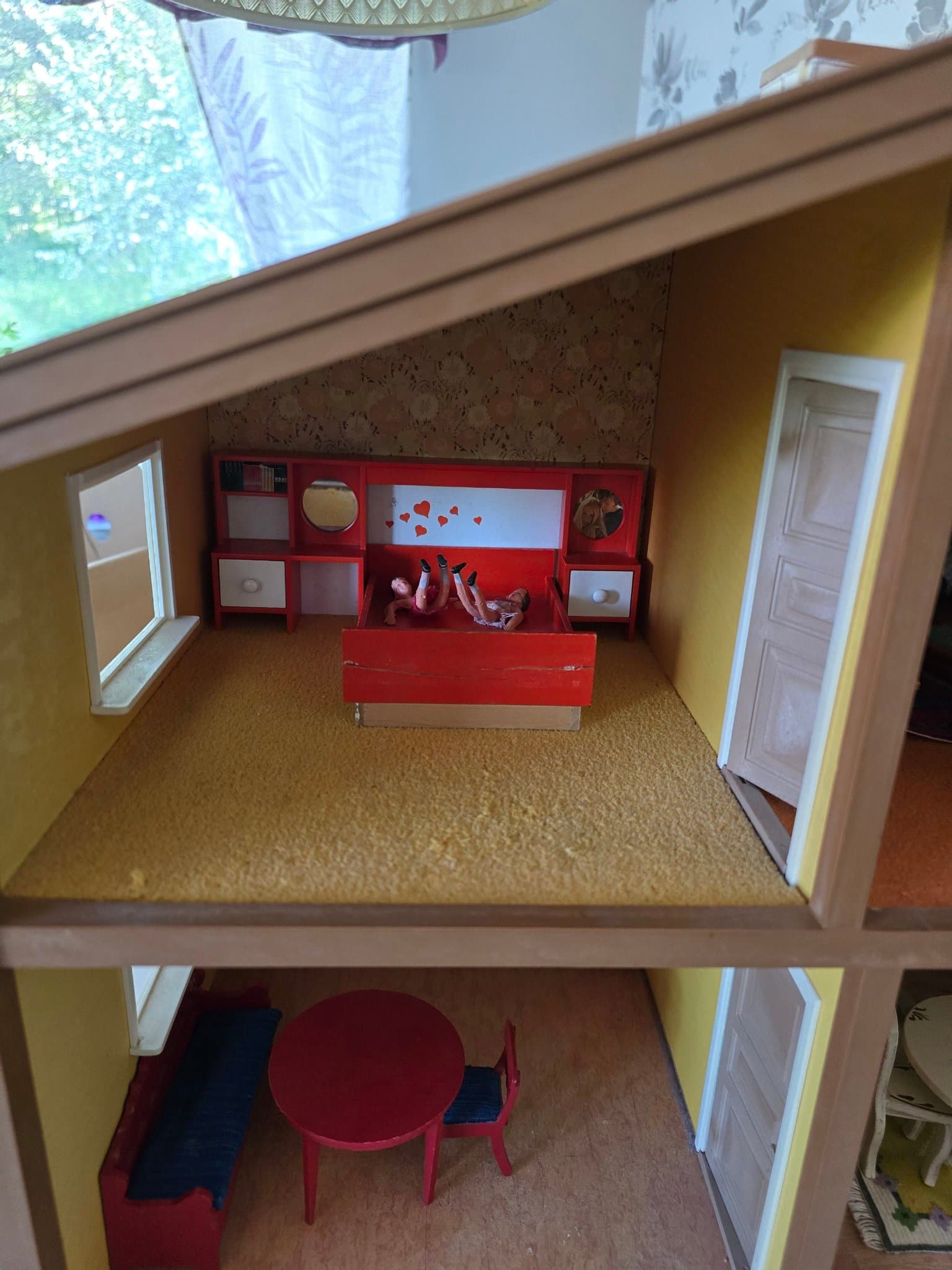Gammalt Retro LUNDBY SMÅLAND Dockskåp – Helt Möblerat m. Originalmöbler