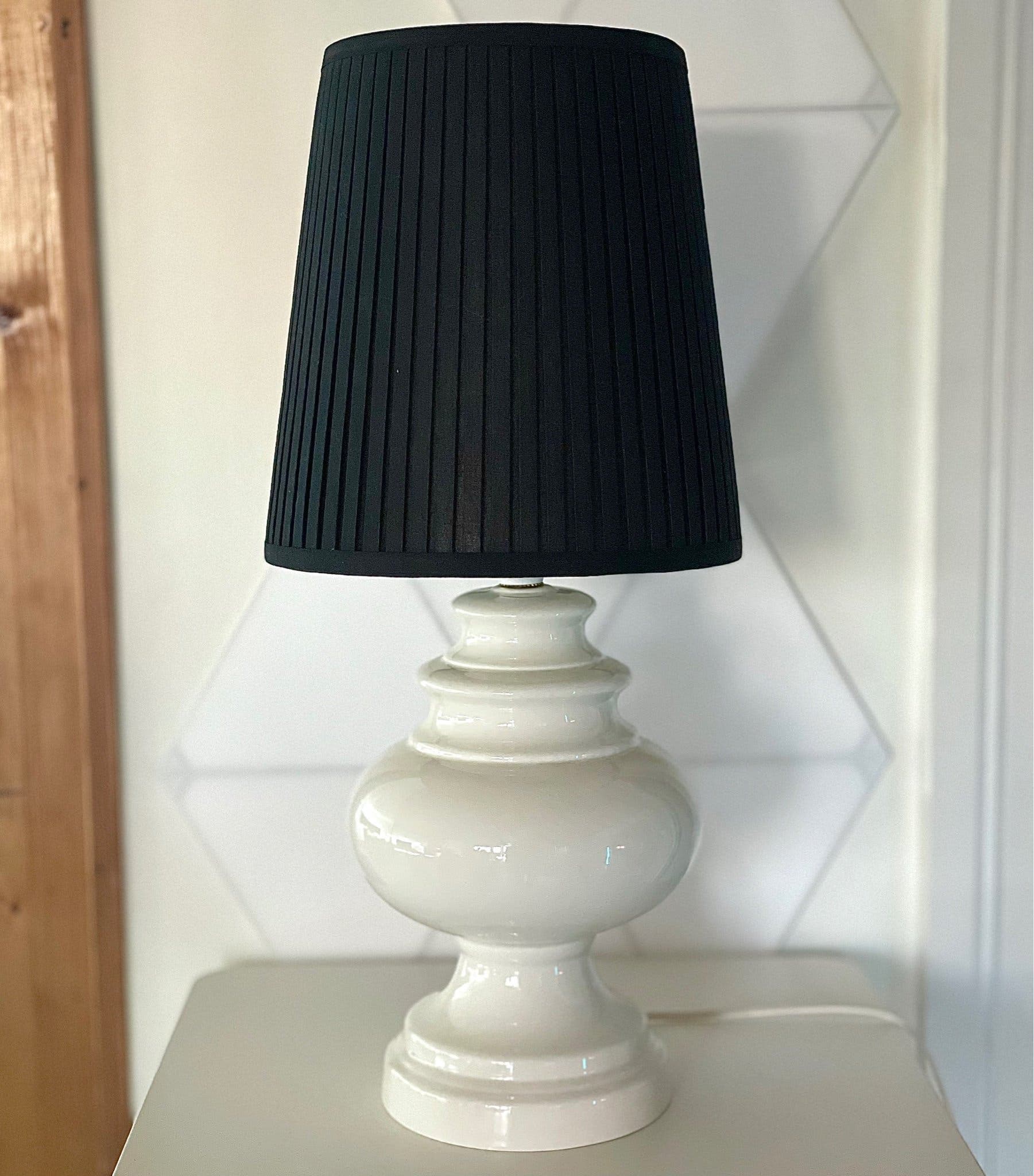 53cm COLONIAL PORCELAIN TABLE LAMP | Formspråk | Nutida | Klassisk Elegans
