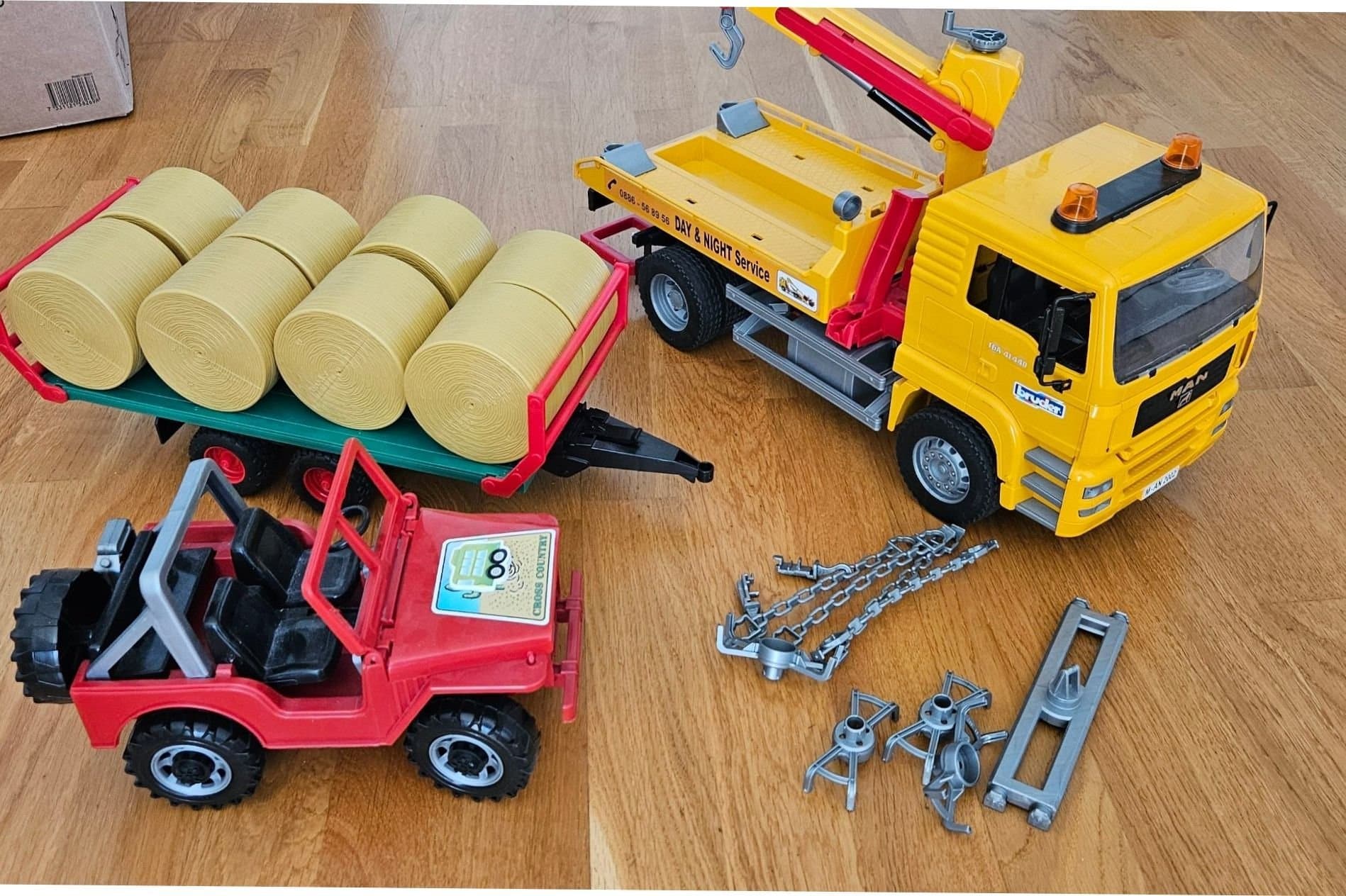 Bruder MAN bärgningsbil med Jeep och balvagn