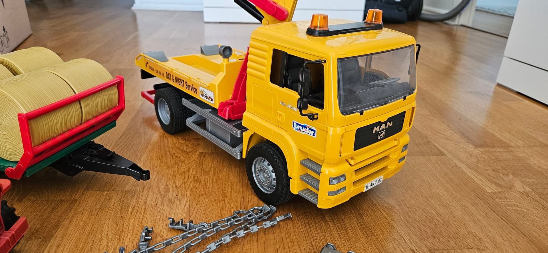 Bruder MAN bärgningsbil med Jeep och balvagn