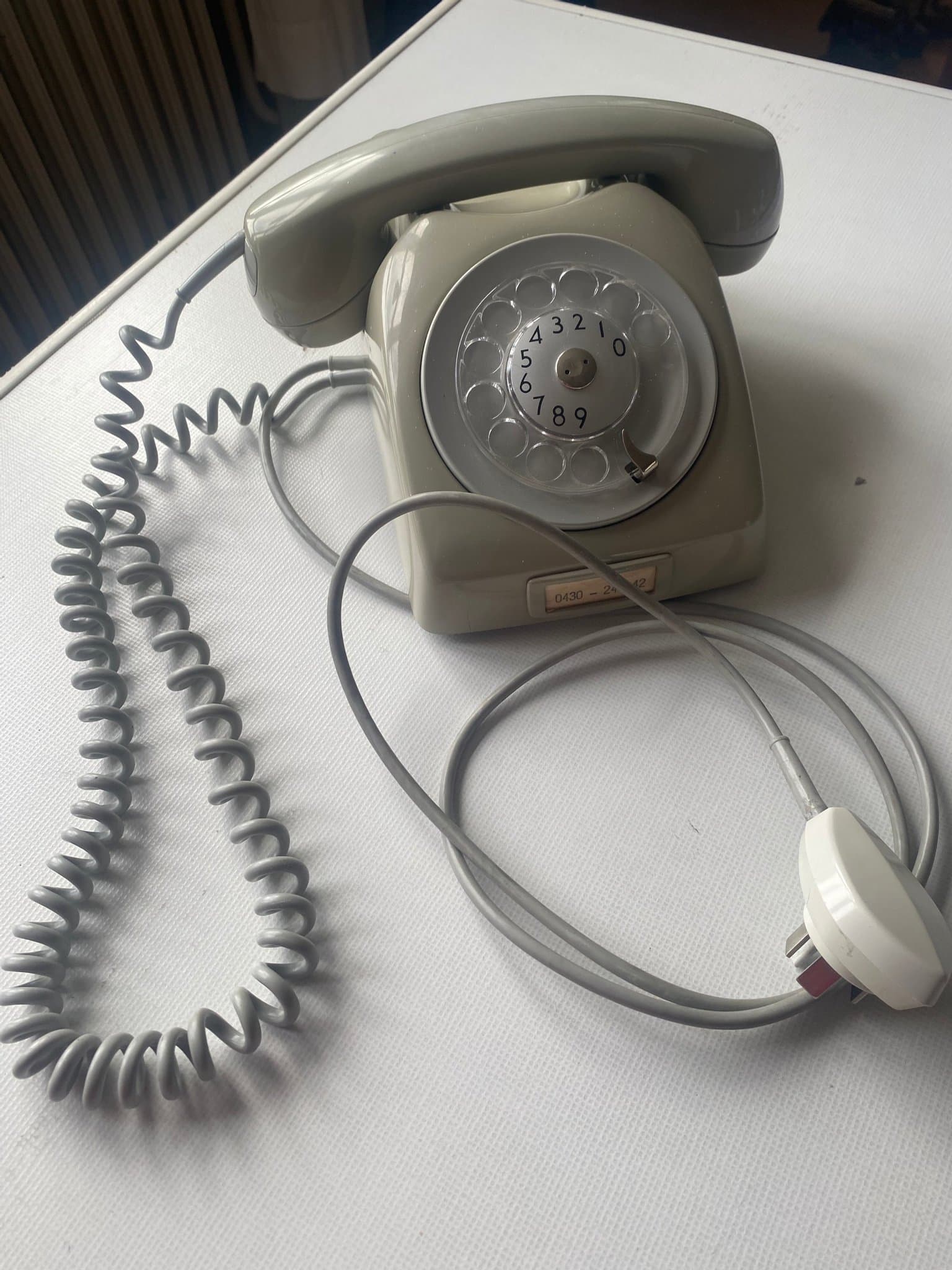 Grå retro telefon LM Ericsson med fingerskiva AVHÄMTNING