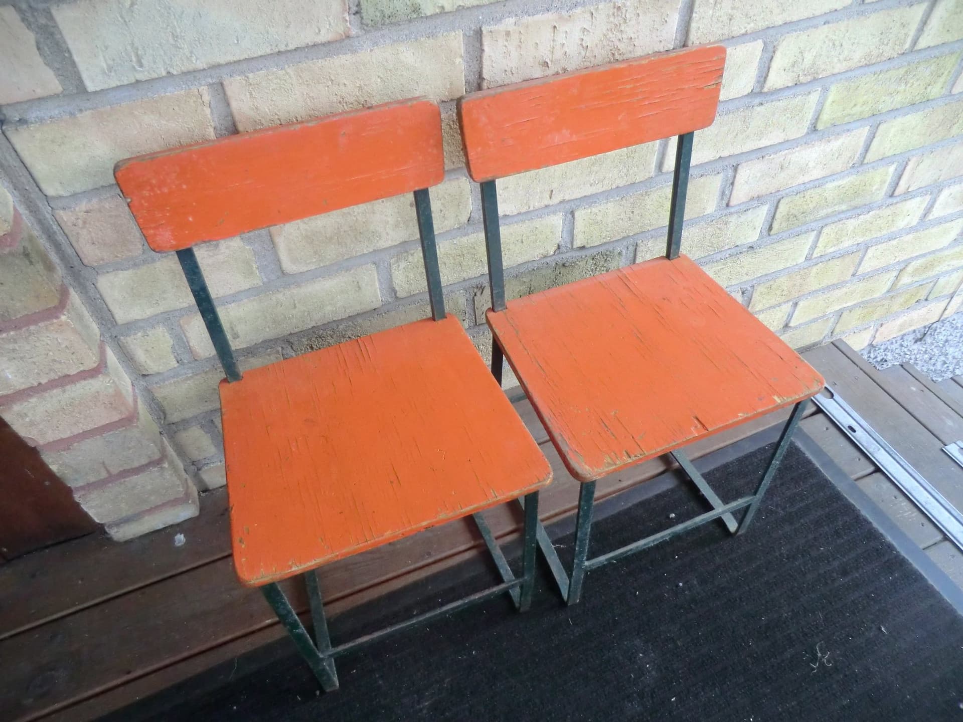2 gamla stolar barn stol 1960-1970-tal stabila metall trä orangea