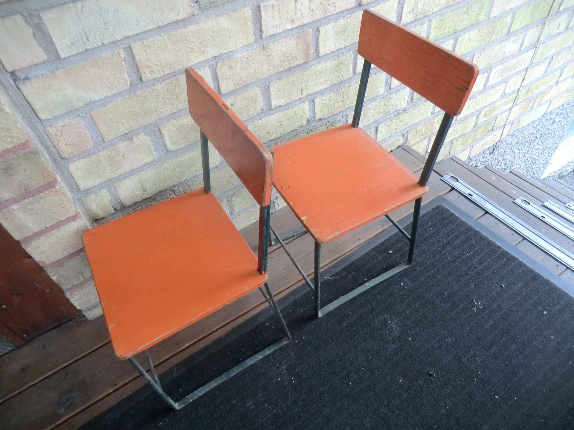 2 gamla stolar barn stol 1960-1970-tal stabila metall trä orangea