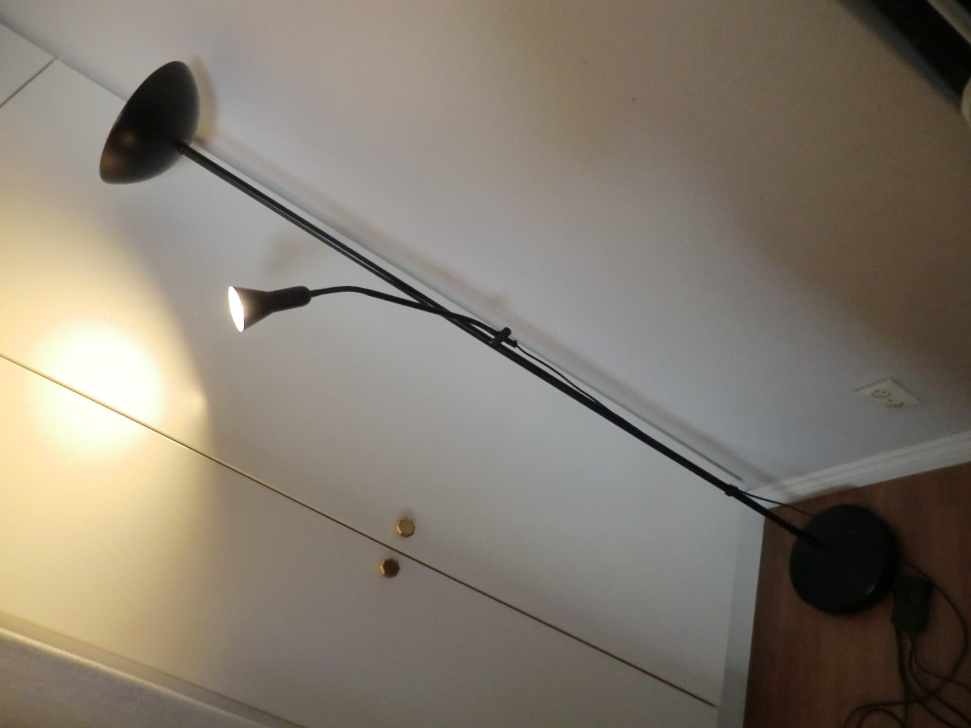 ikea 183 cm hög svart golvlampa riktbar spotlight fjärrkontroll dimmer läslampa