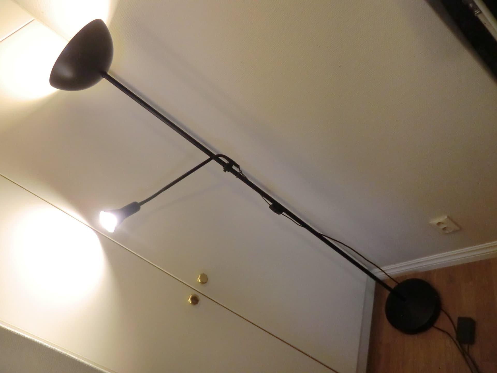 ikea 185 cm hög svart golvlampa riktbar spotlight fjärrkontroll dimmer läslampa