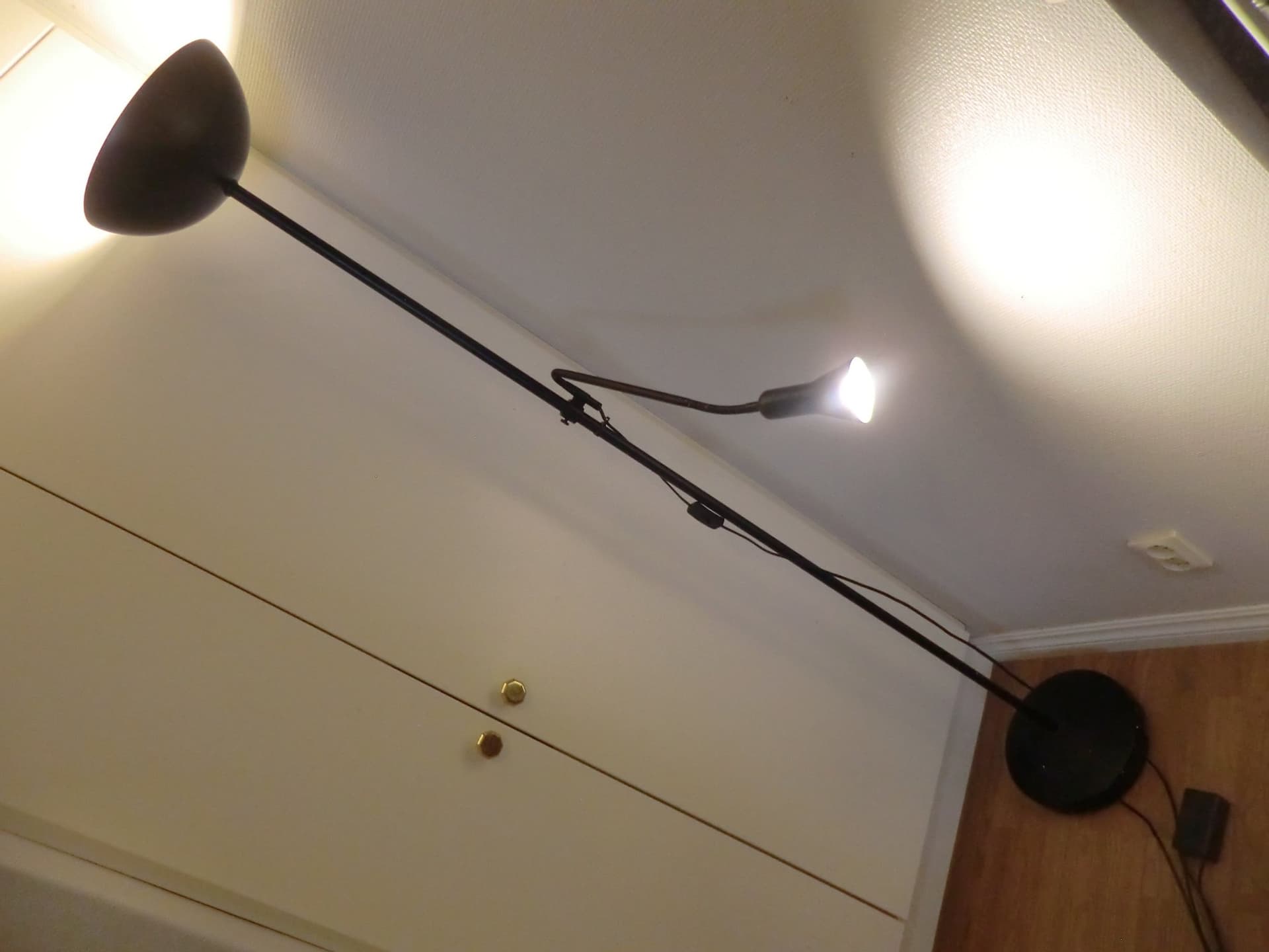 ikea 185 cm hög svart golvlampa riktbar spotlight fjärrkontroll dimmer läslampa