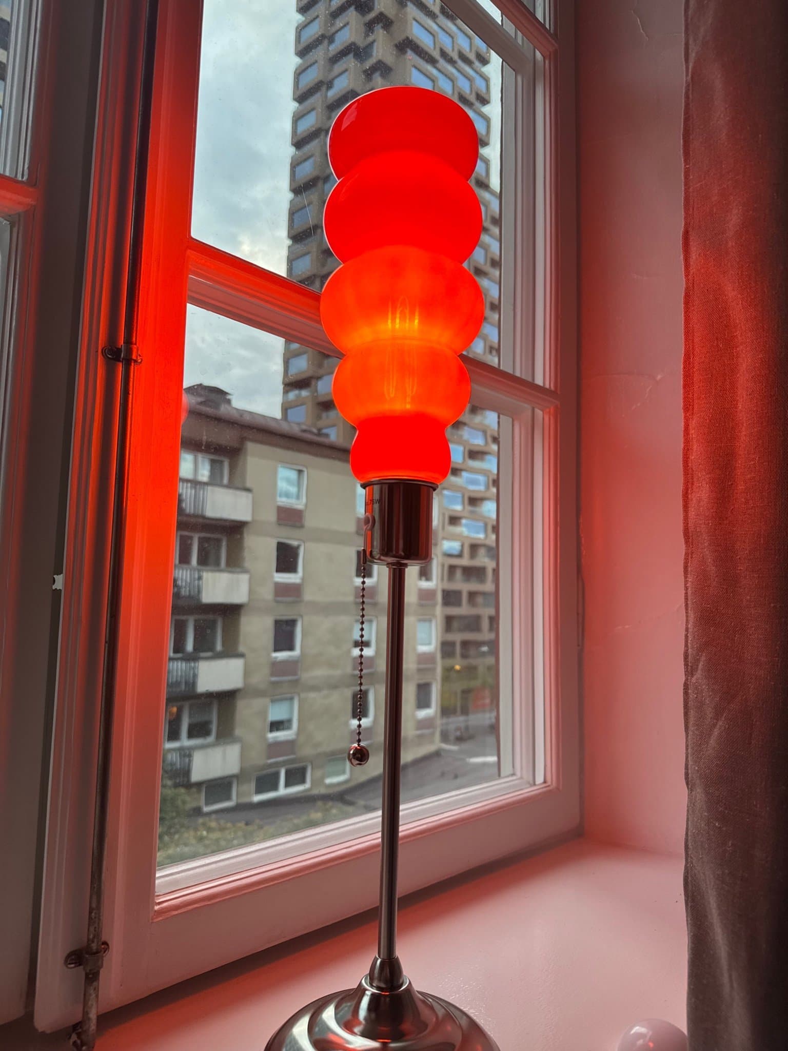 Bordslampa med retro orange glaskupa