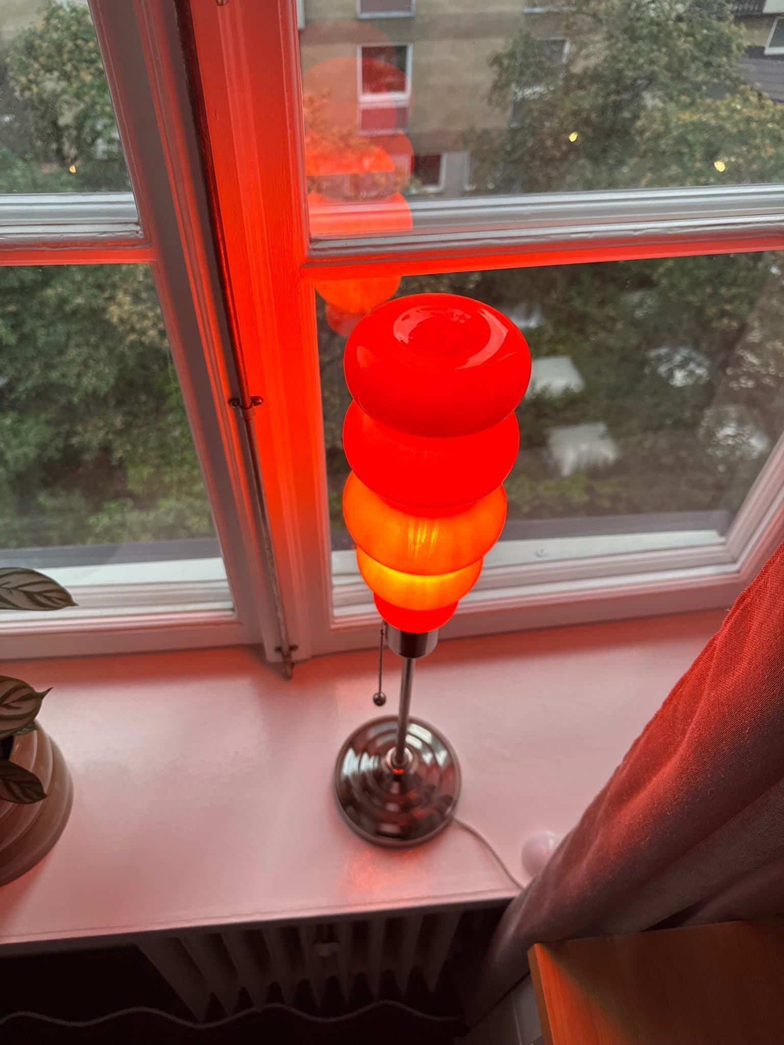 Bordslampa med retro orange glaskupa
